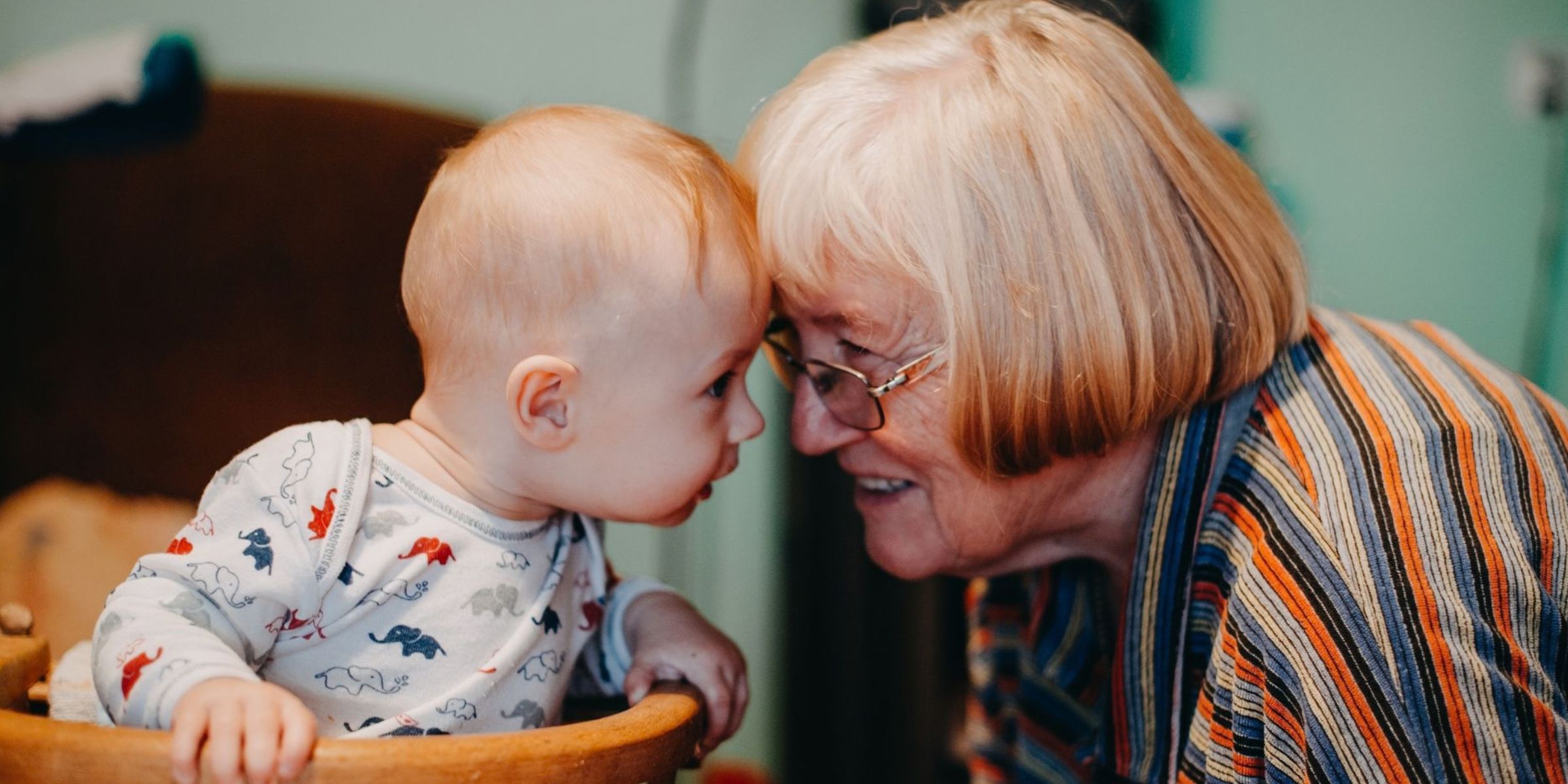 Une grand-mère avec son bébé | Source : Pexels