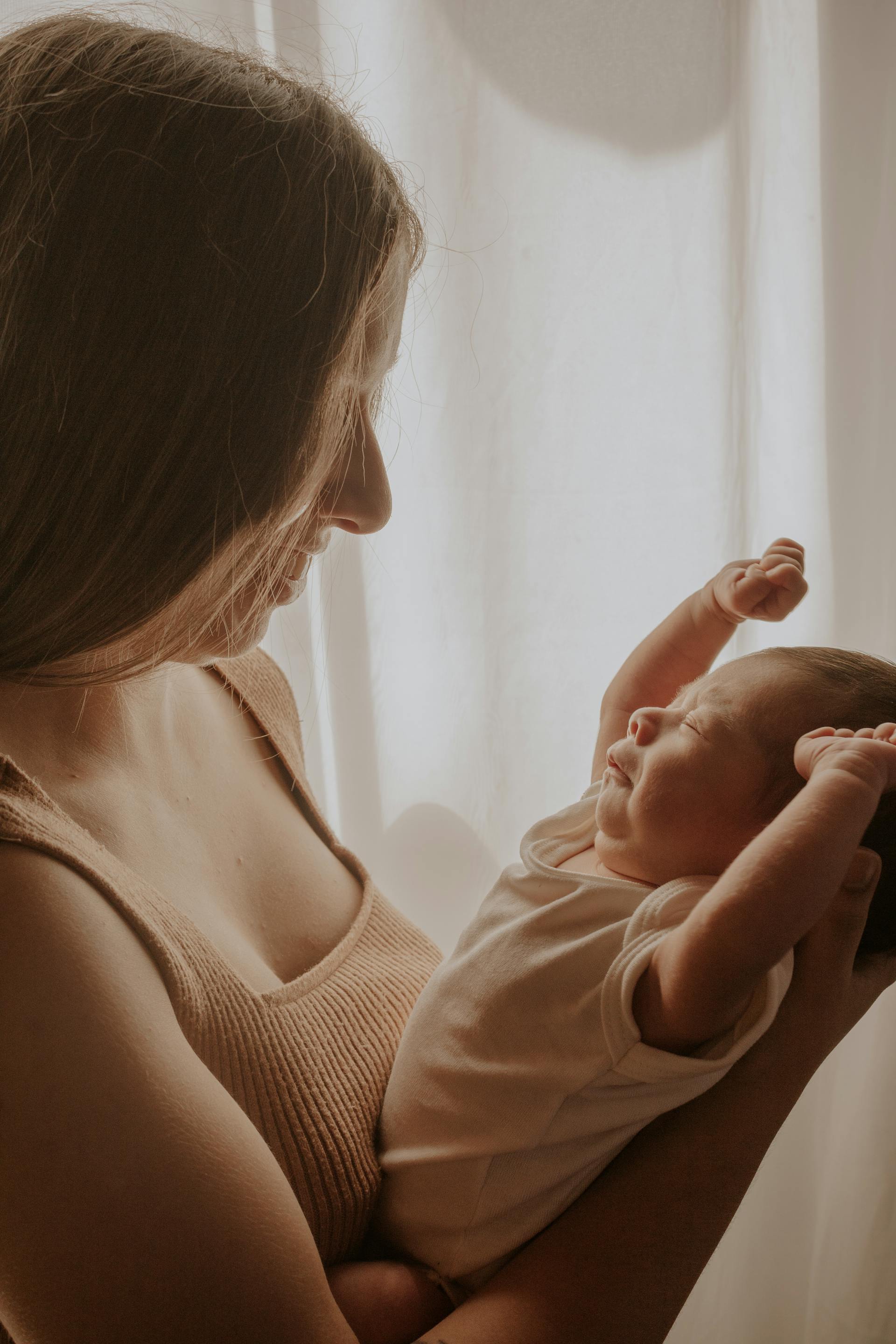 Une femme tenant un bébé | Source : Pexels
