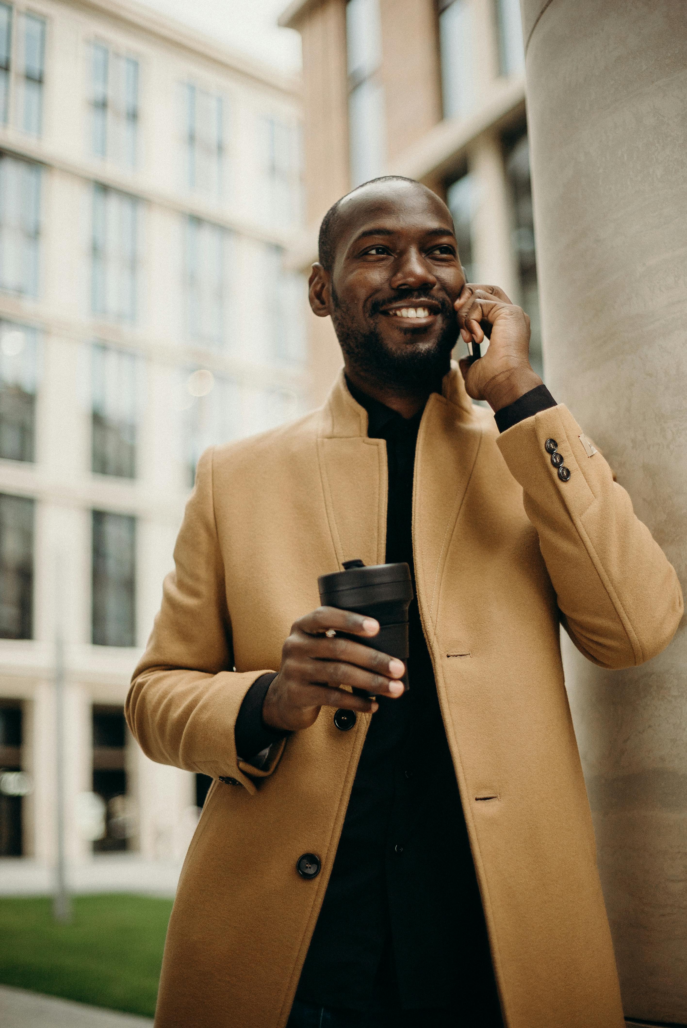 Un jeune homme en train de parler sur son téléphone | Source : Pexels