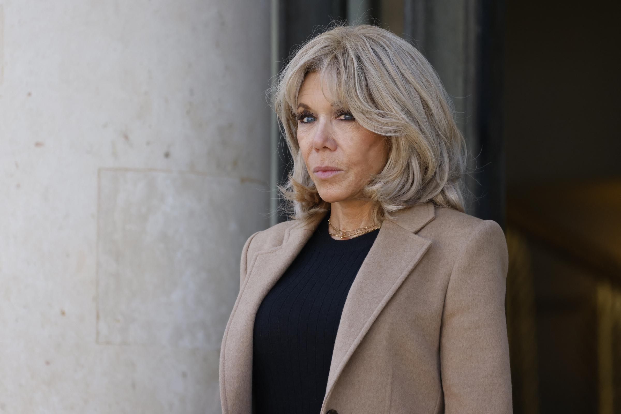 Brigitte Macron, l'épouse du président français Emmanuel Macron, attend pour saluer la première dame du Brésil, Rosangela Lula da Silva (non photographiée), à l'Élysée, à Paris, le 27 mars 2025 I Source : Getty Images