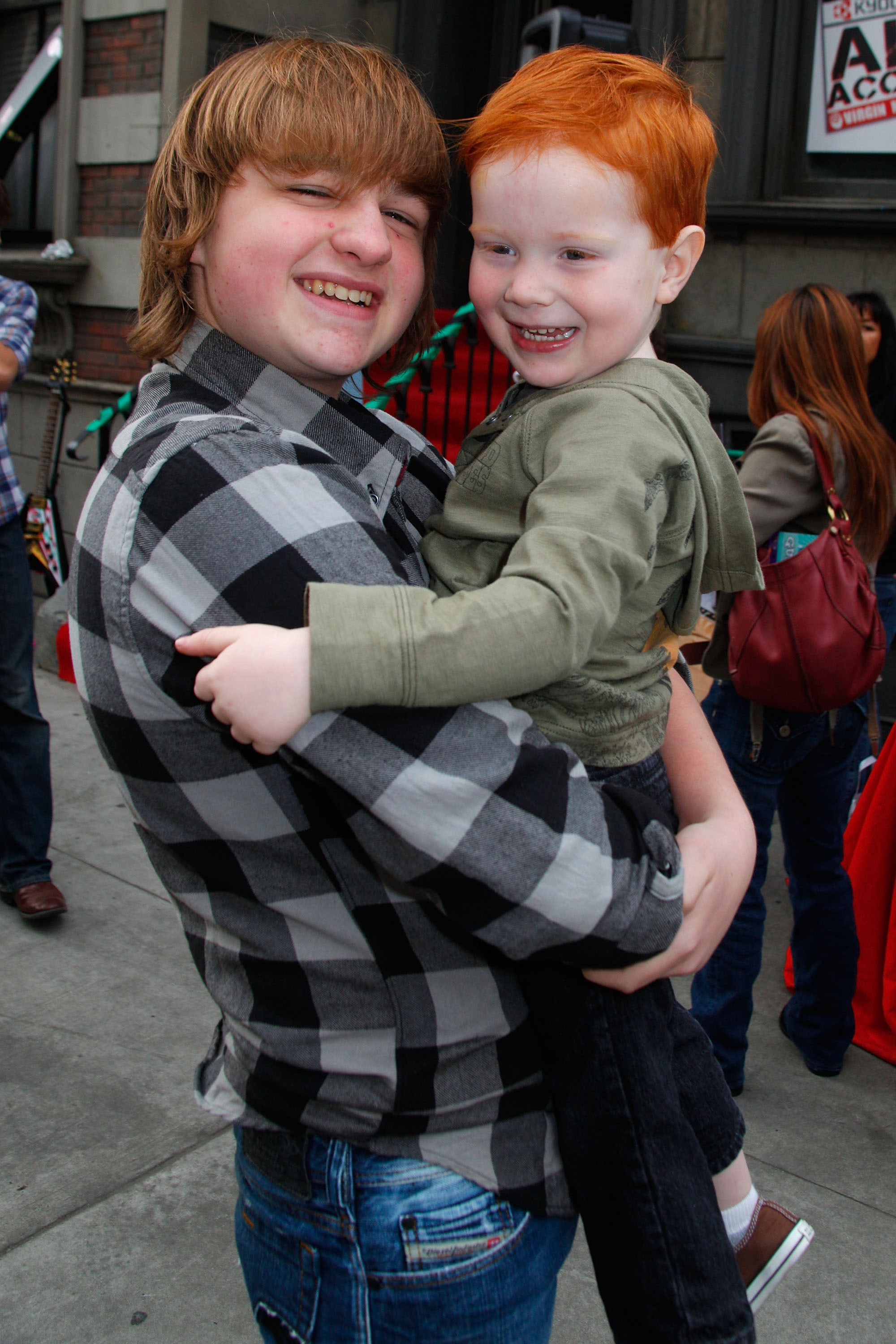 L'acteur avec son jeune frère à Los Angeles en 2009 | Source : Getty Images
