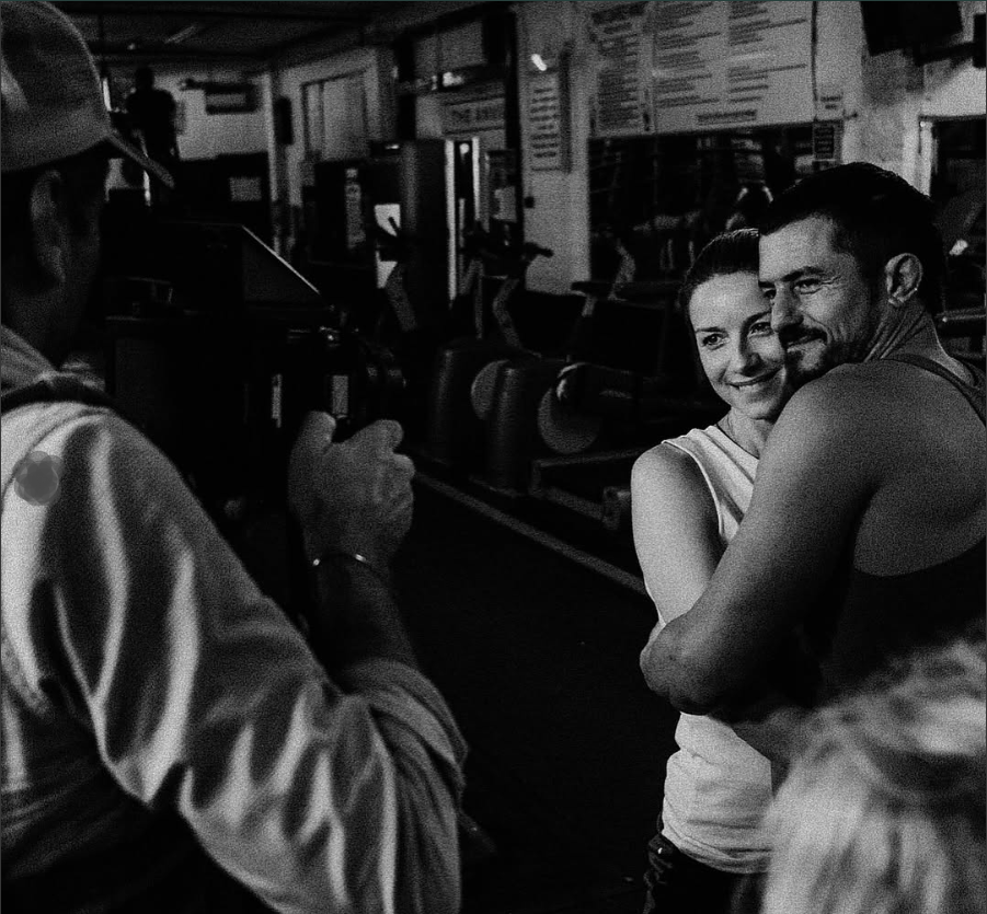 Orlando Bloom enlace une autre femme, extrait d'une publication datée du 9 octobre 2025 | Source : Instagram/seanellisphoto