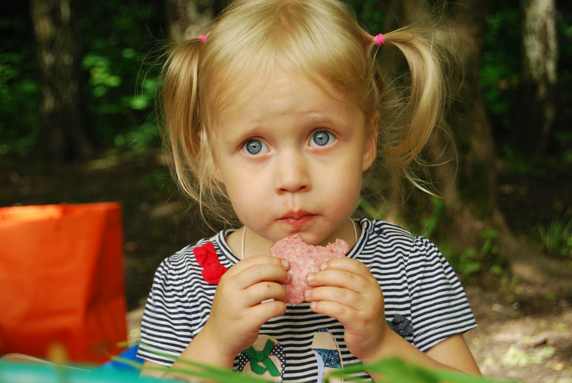 Une petite fille qui mange | Source : Unsplash