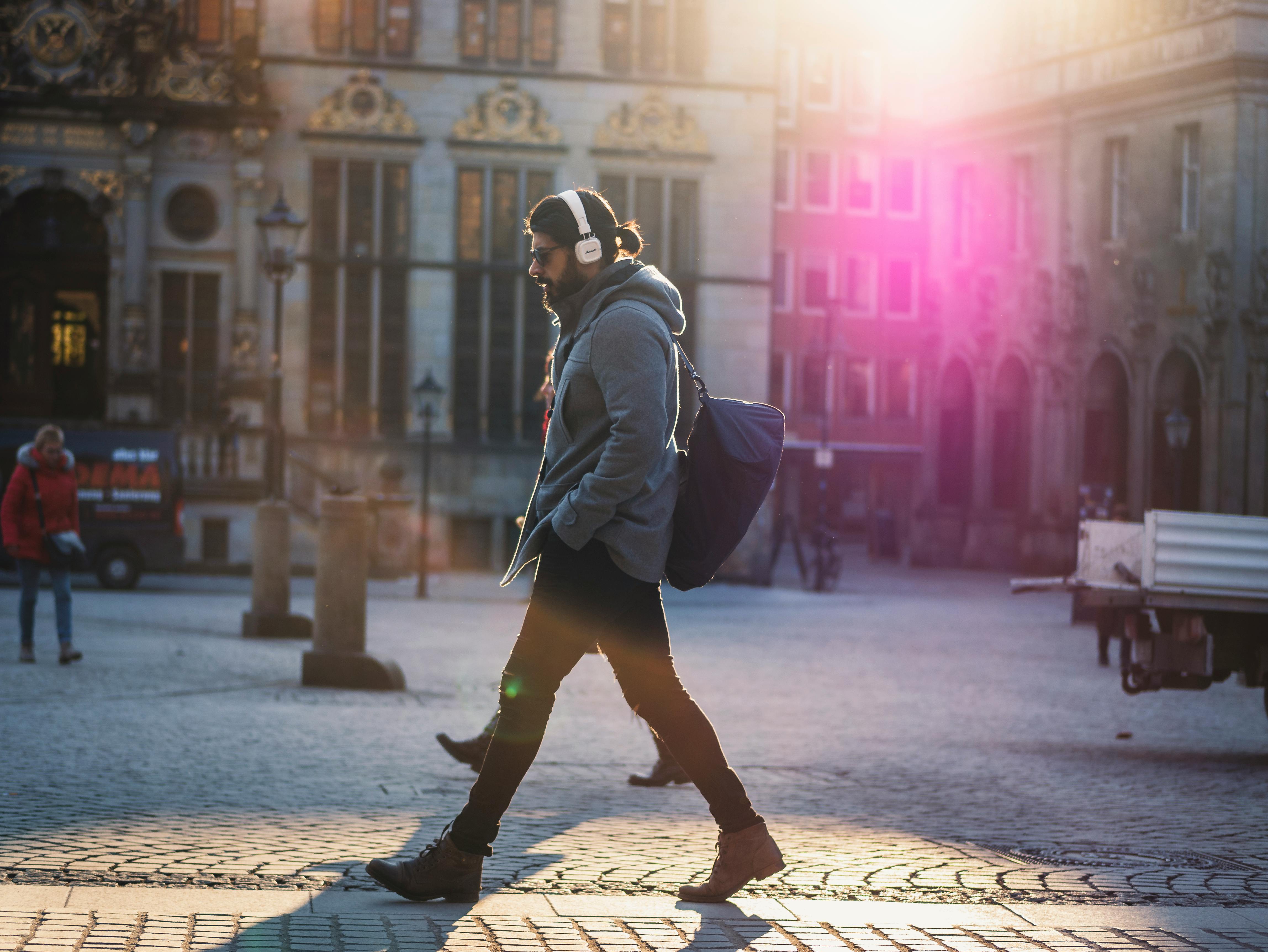 Homme marchant dans la ville | Source : Pexels