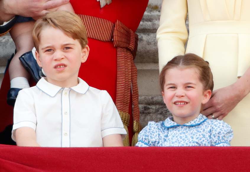 George est apparu aux côtés de la princesse Charlotte sur le balcon du palais de Buckingham lors de la cérémonie du « Trooping the Colour », le 8 juin. Les deux enfants ont regardé ensemble le défilé aérien, immortalisant George, alors âgé de 5 ans, lors de l'une des traditions publiques les plus ancrées de la famille royale.