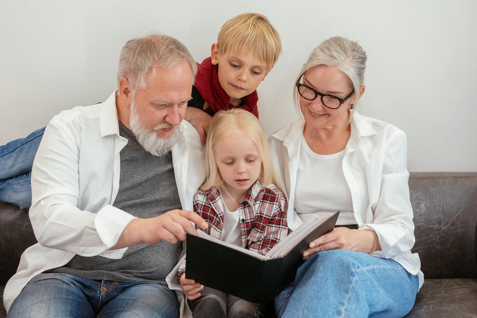 Un couple plus âgé se rapprochant de ses enfants | Source : Pexels