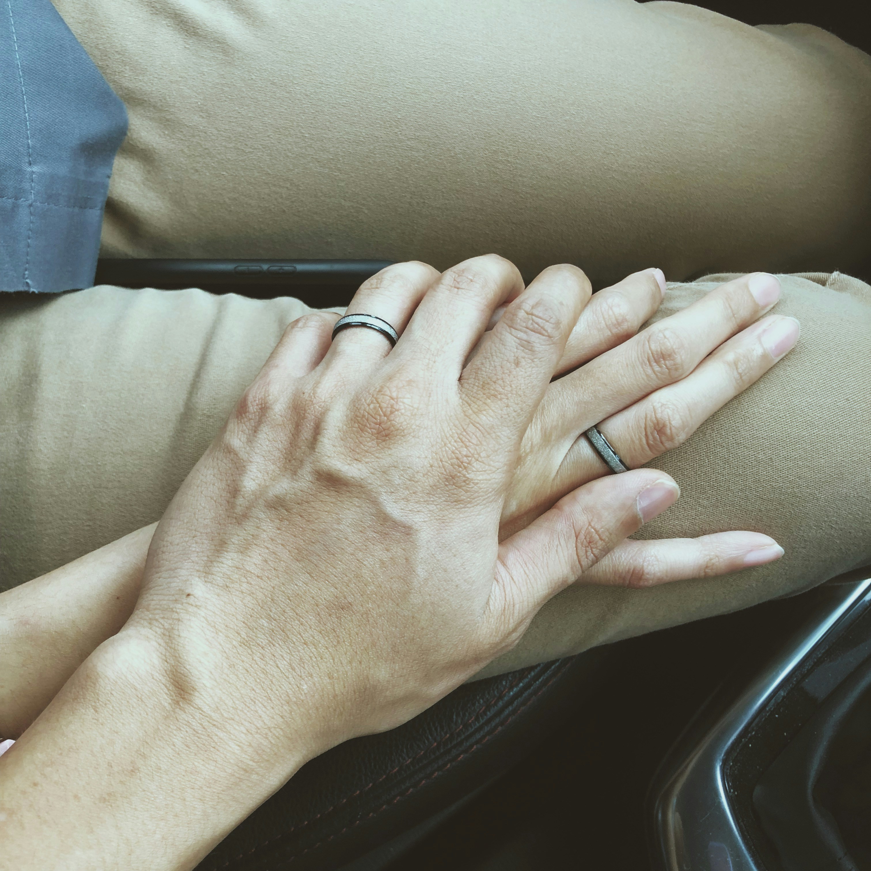 Une main d'homme tenant la main d'une femme | Source : Unsplash