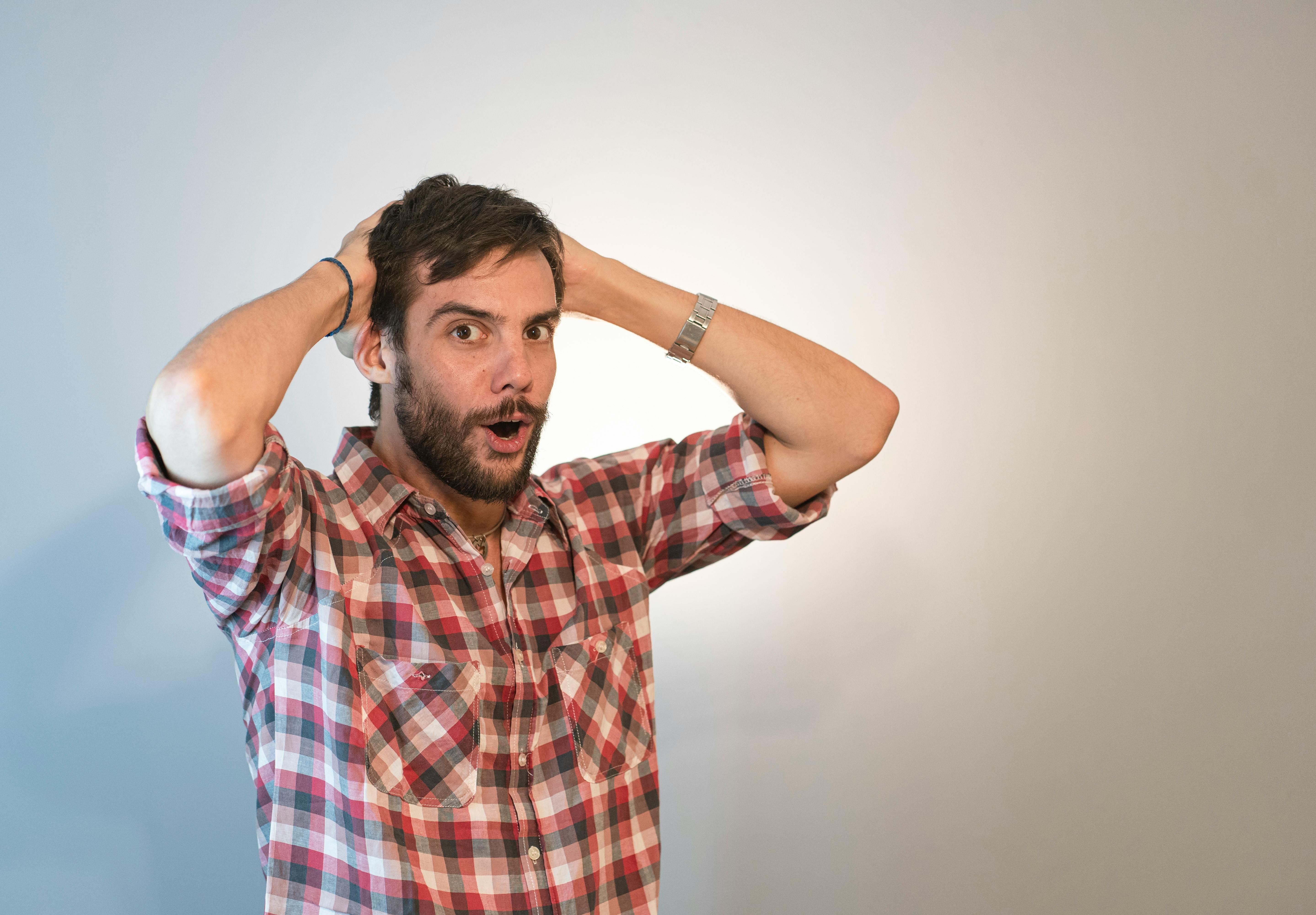 Homme choqué, les mains sur la tête | Source : Pexels