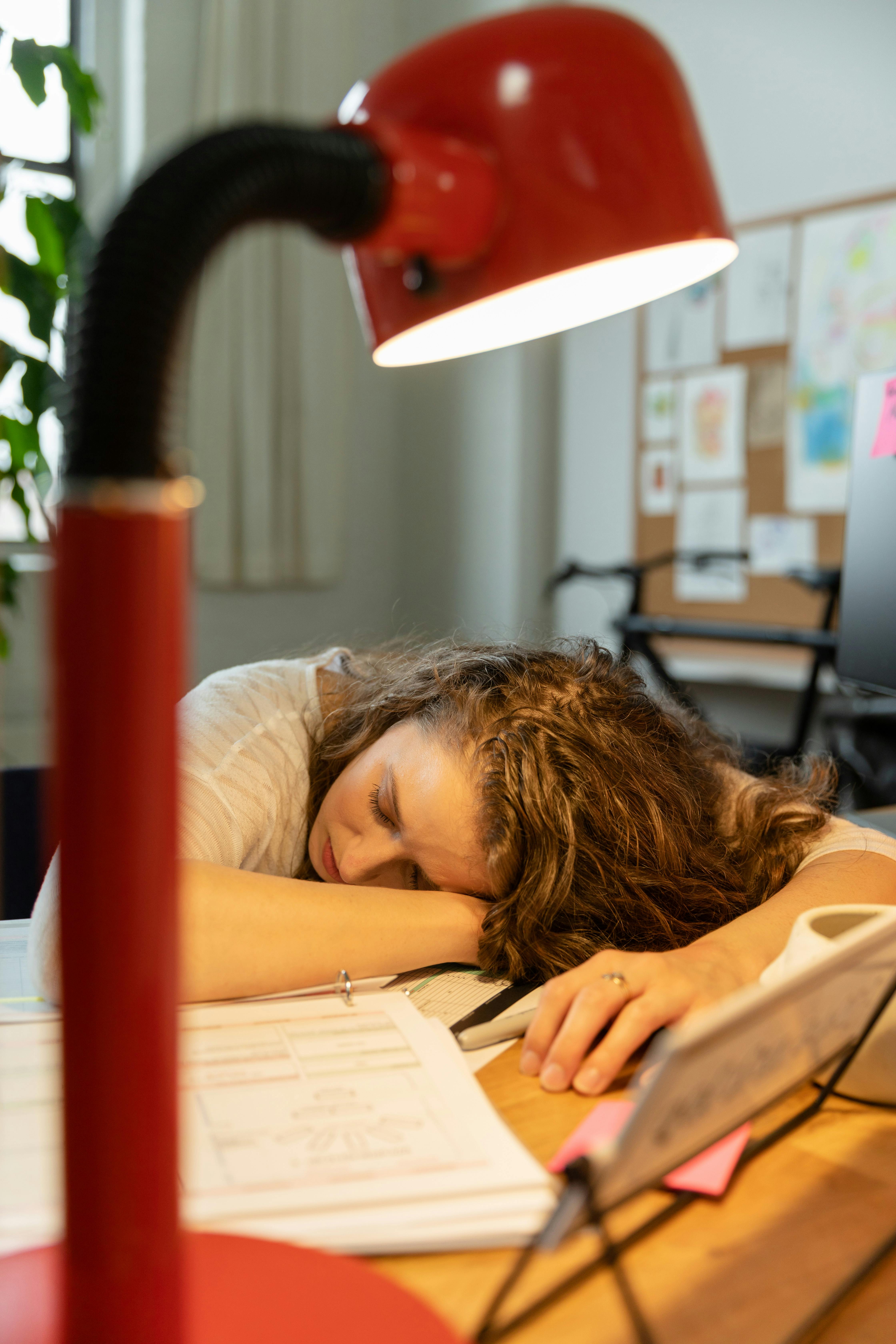 Une femme qui dort sur un bureau | Source : Pexels