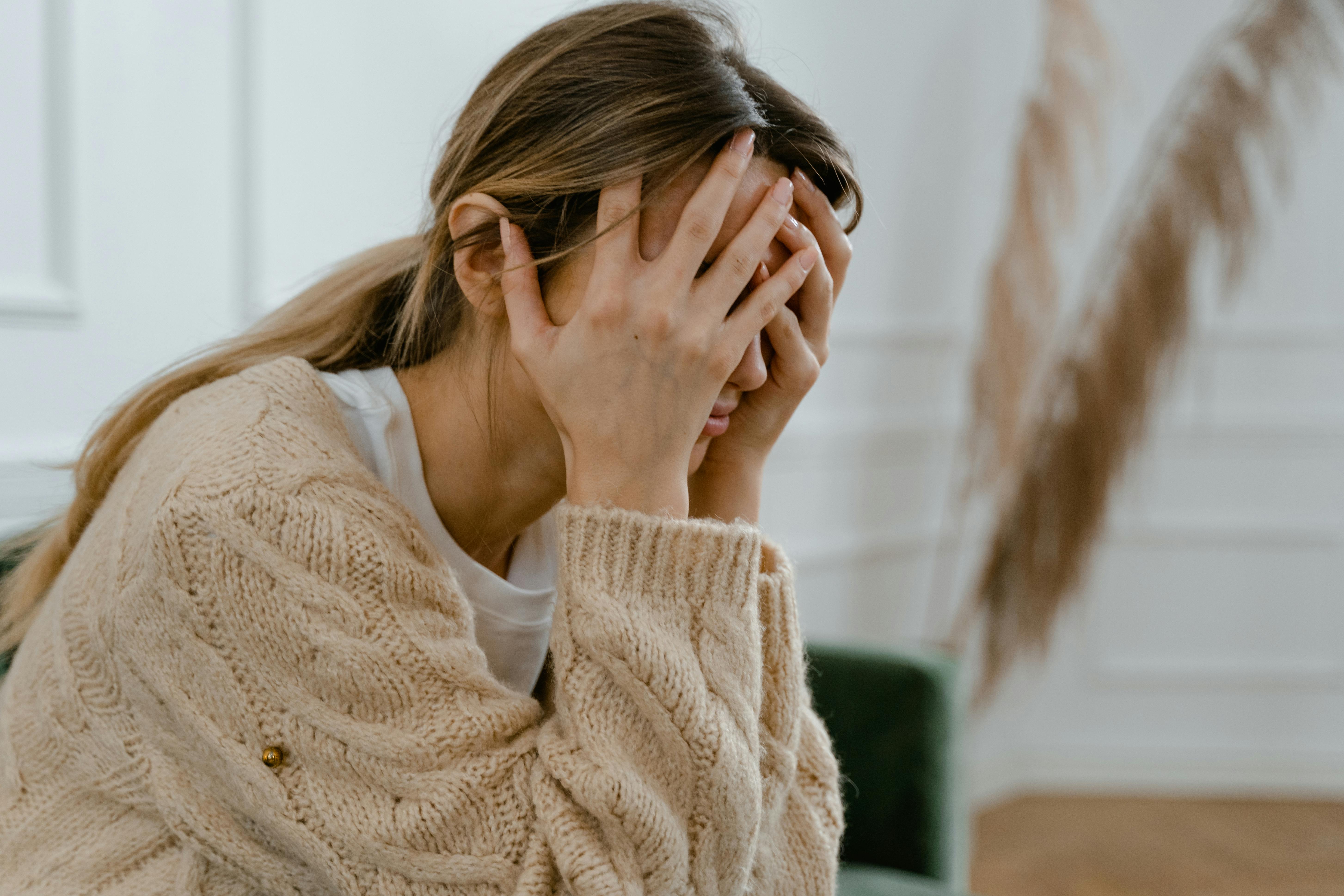 Une femme se couvrant le visage | Source : Pexels