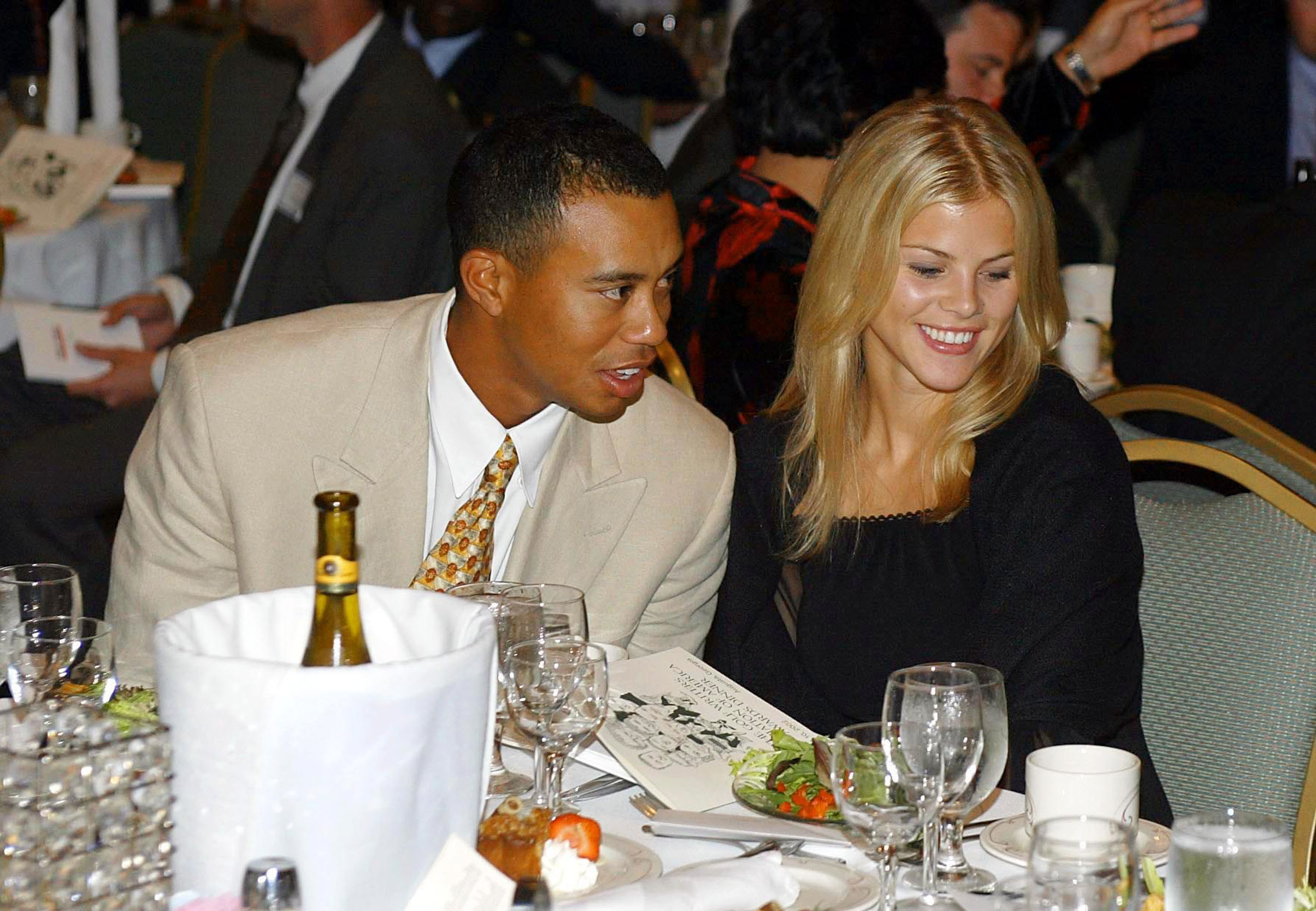 Tiger Woods assiste au dîner de remise des prix de la « Golf Writers Association of America » avec sa petite amie de l'époque, Elin Nordegren, le 10 avril 2002 | Source : Getty Images