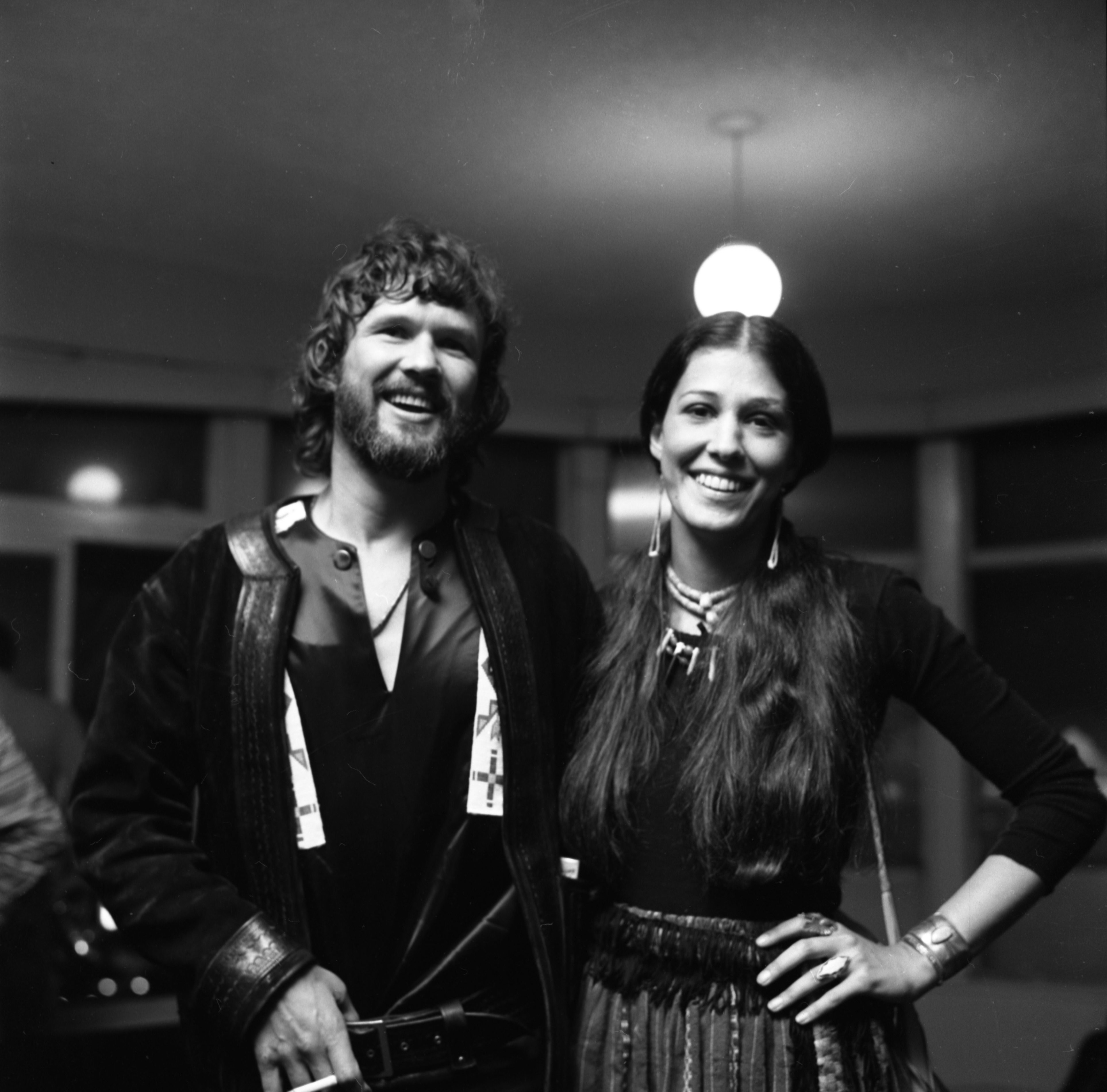 Kris Kristofferson et sa petite amie dans les coulisses du Troubadour, le 29 mars 1972, à Los Angeles, Californie | Source : Getty Images