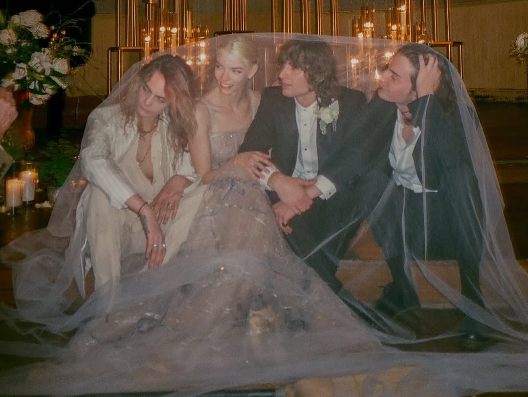 Anya Taylor-Joy et Malcolm McRae le jour de leur mariage, entourés d'autres personnes, dans une publication datée du 2 avril 2024. | Source : Instagram/anyataylorjoy