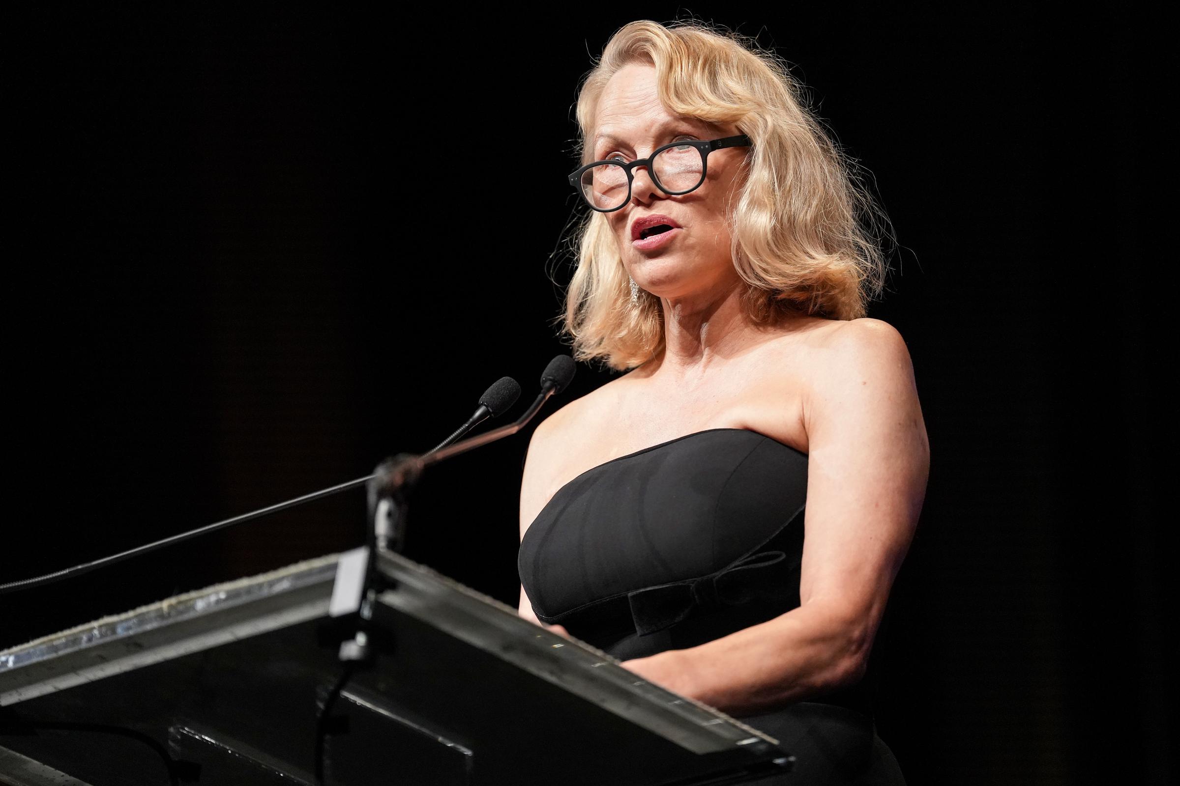 Pamela Anderson s'exprime sur scène lors de la cérémonie d'ouverture et de la remise du Deauville Talent Award lors du 51e Festival du cinéma américain de Deauville, le 5 septembre 2025, à Deauville, en France. | Source : Getty Images