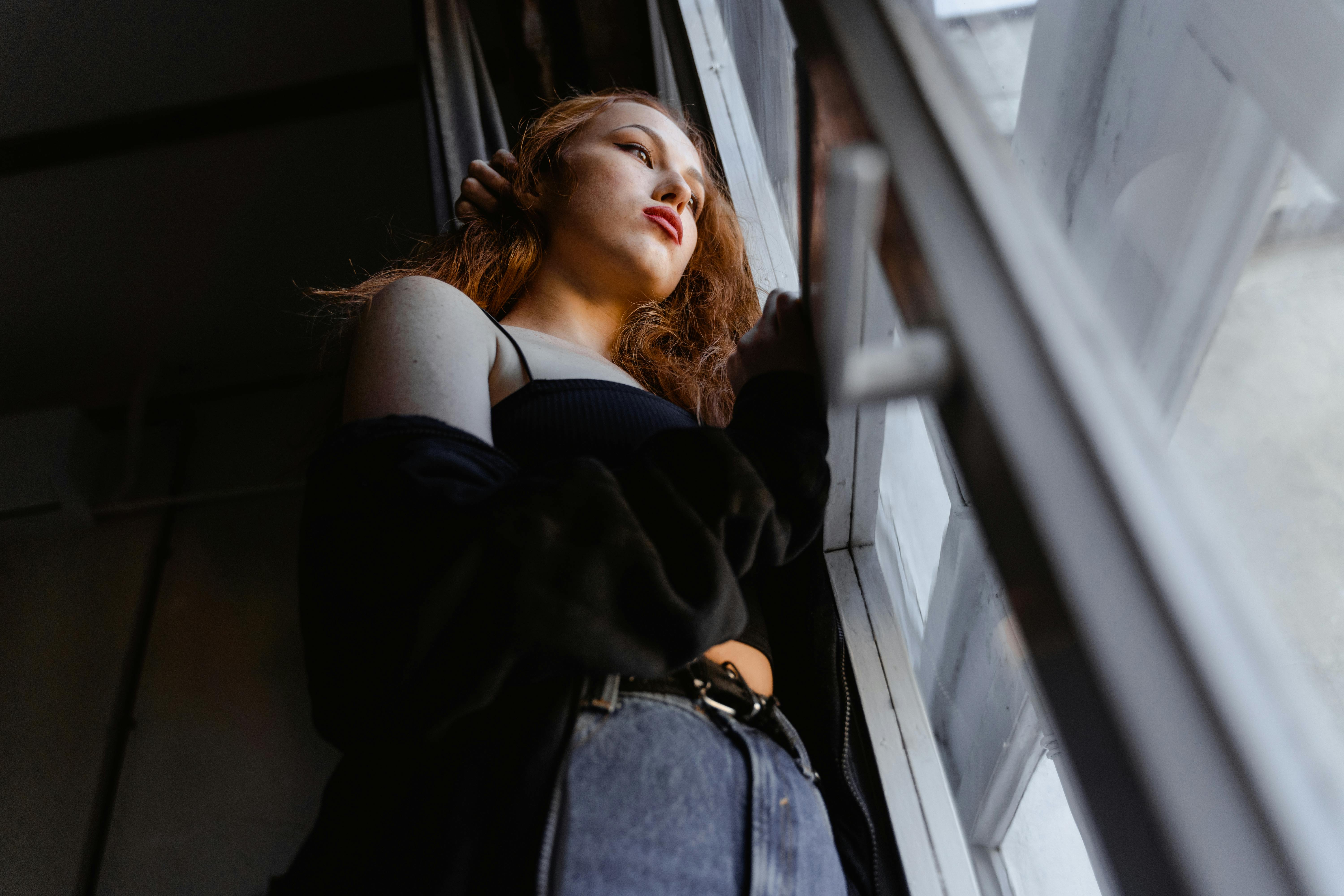 Une femme qui regarde par la fenêtre | Source : Pexels