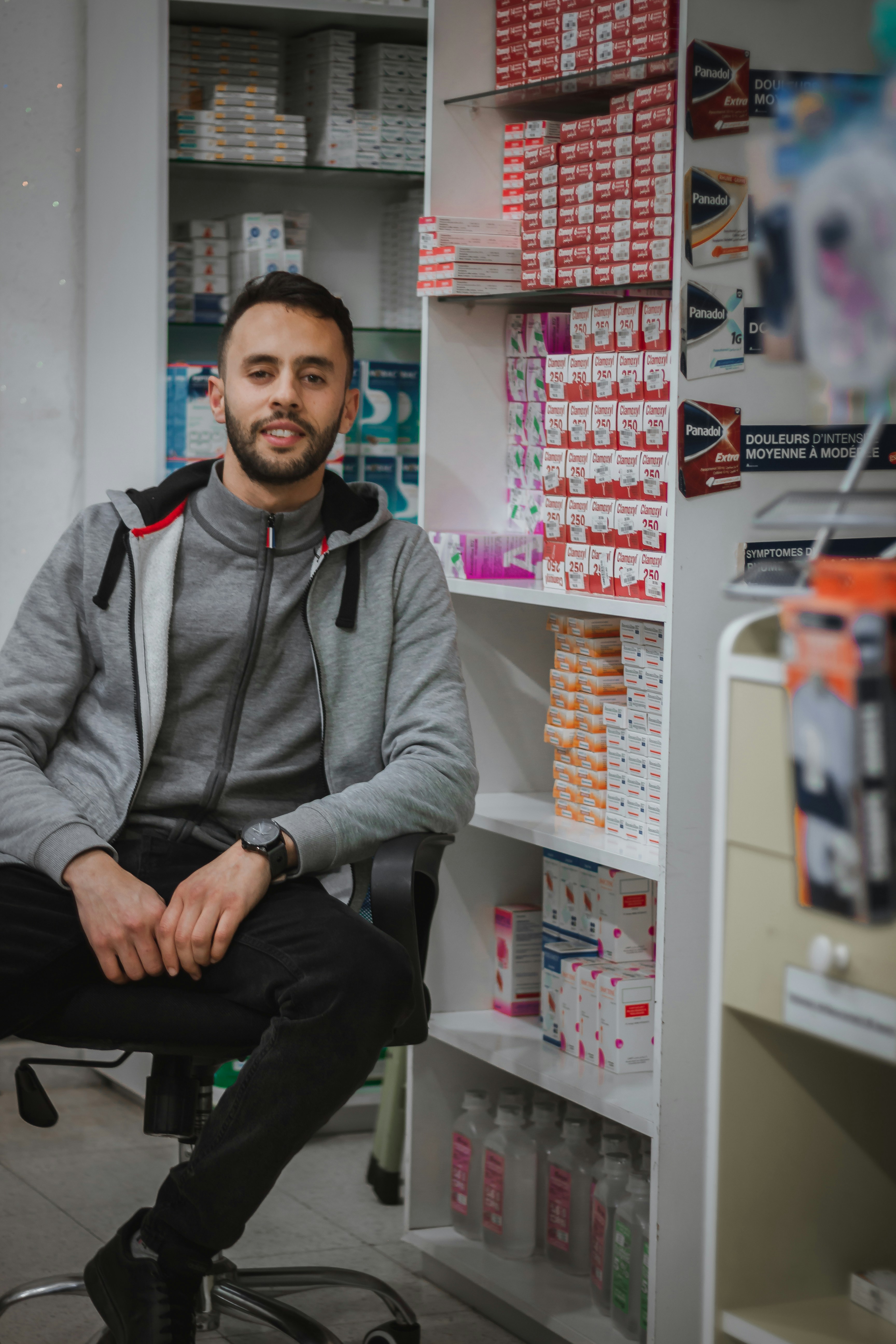 Un homme dans une pharmacie | Source : Unsplash
