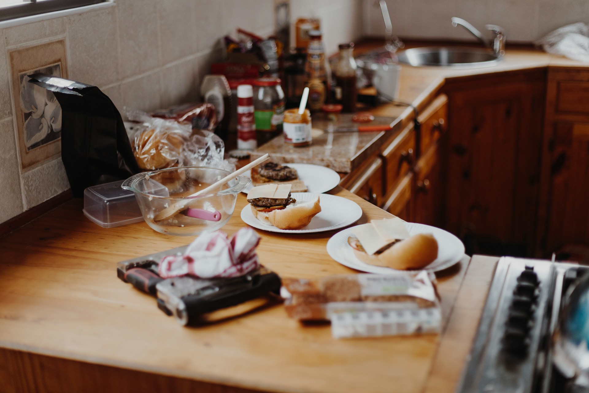 Un comptoir de cuisine encombré | Source : Unsplash