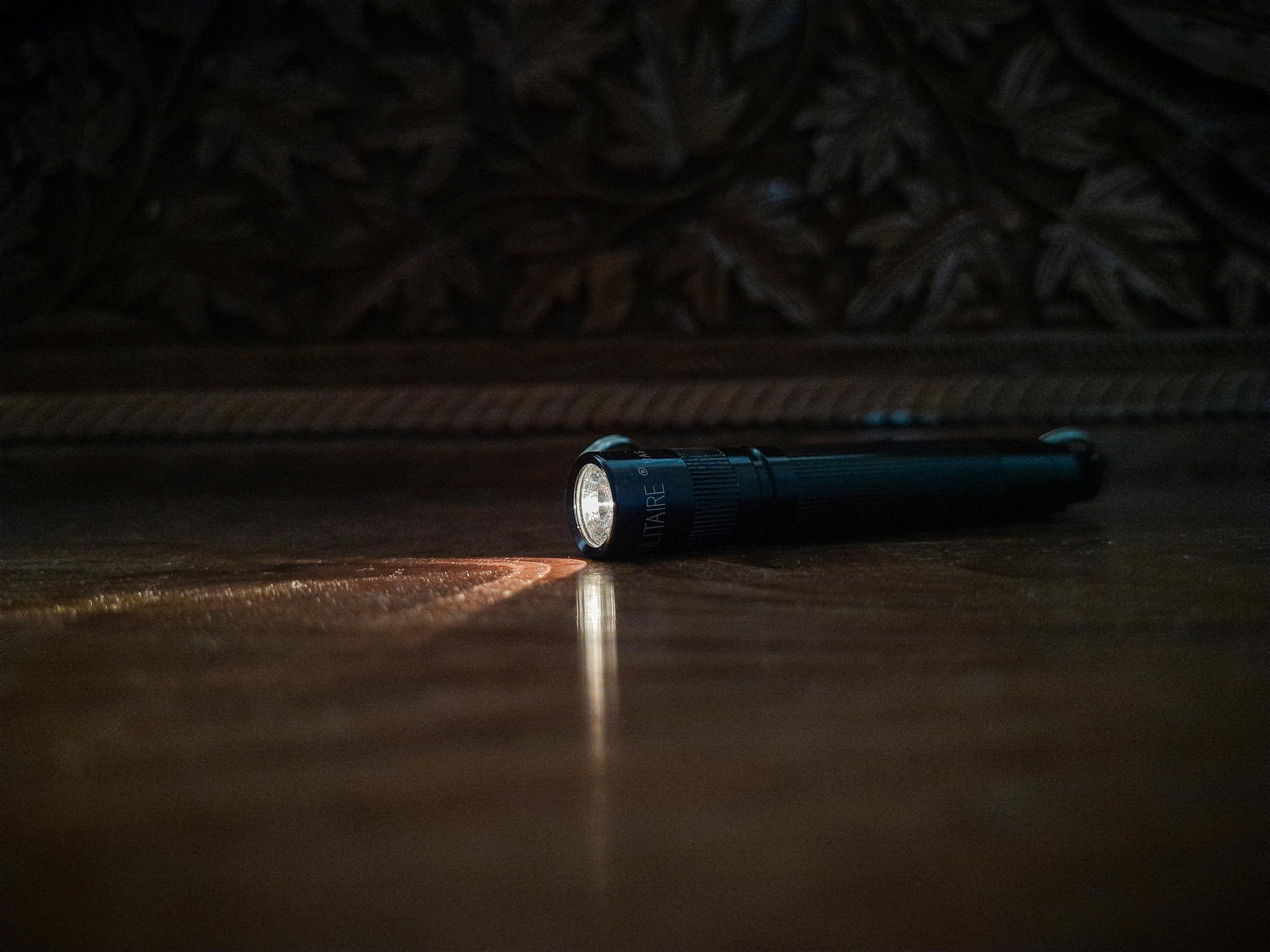 Une lampe de poche noire | Source : Unsplash