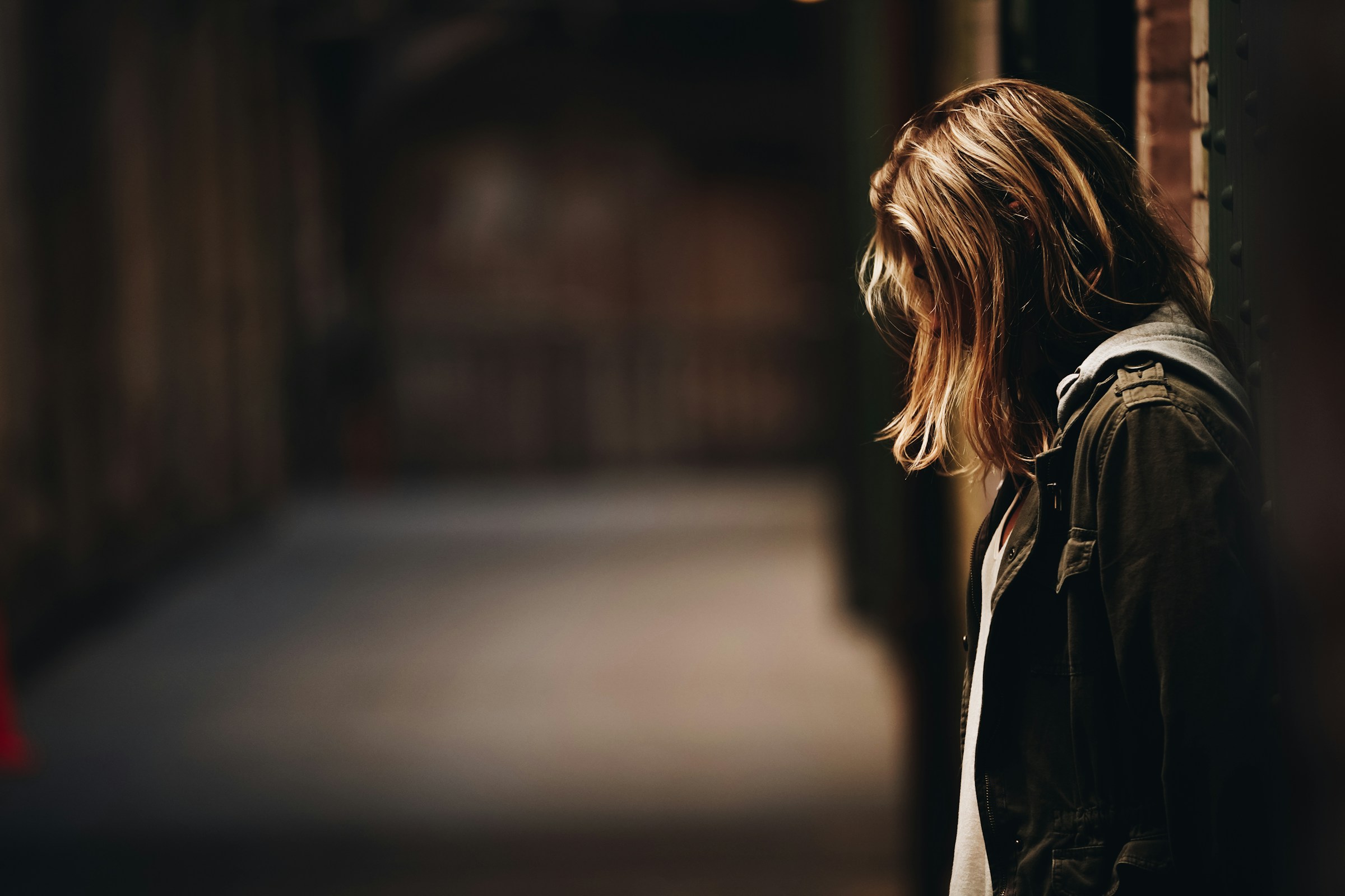 Une femme adossée à un mur | Source : Unsplash