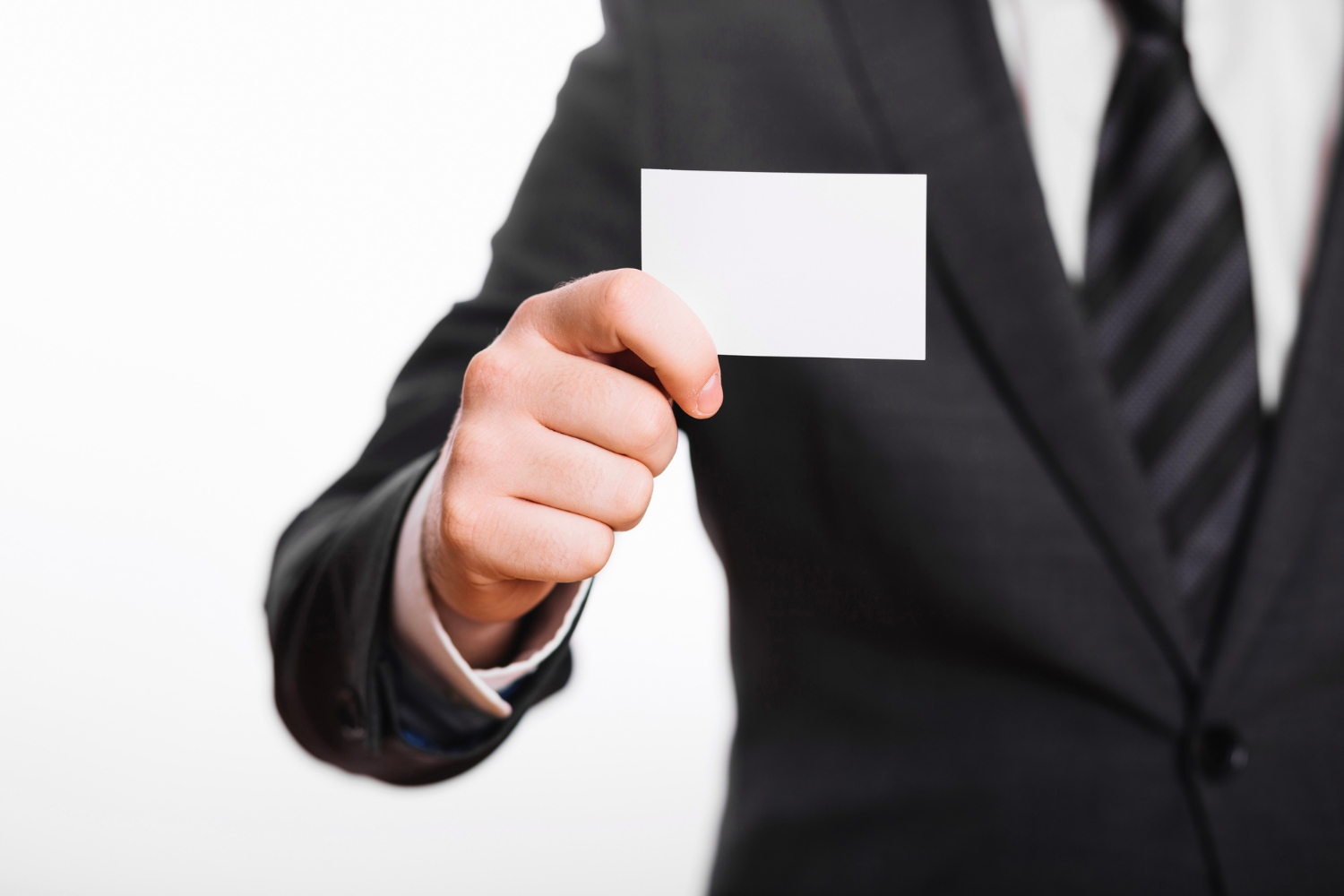 Un homme tenant une simple carte blanche | Source : Freepik