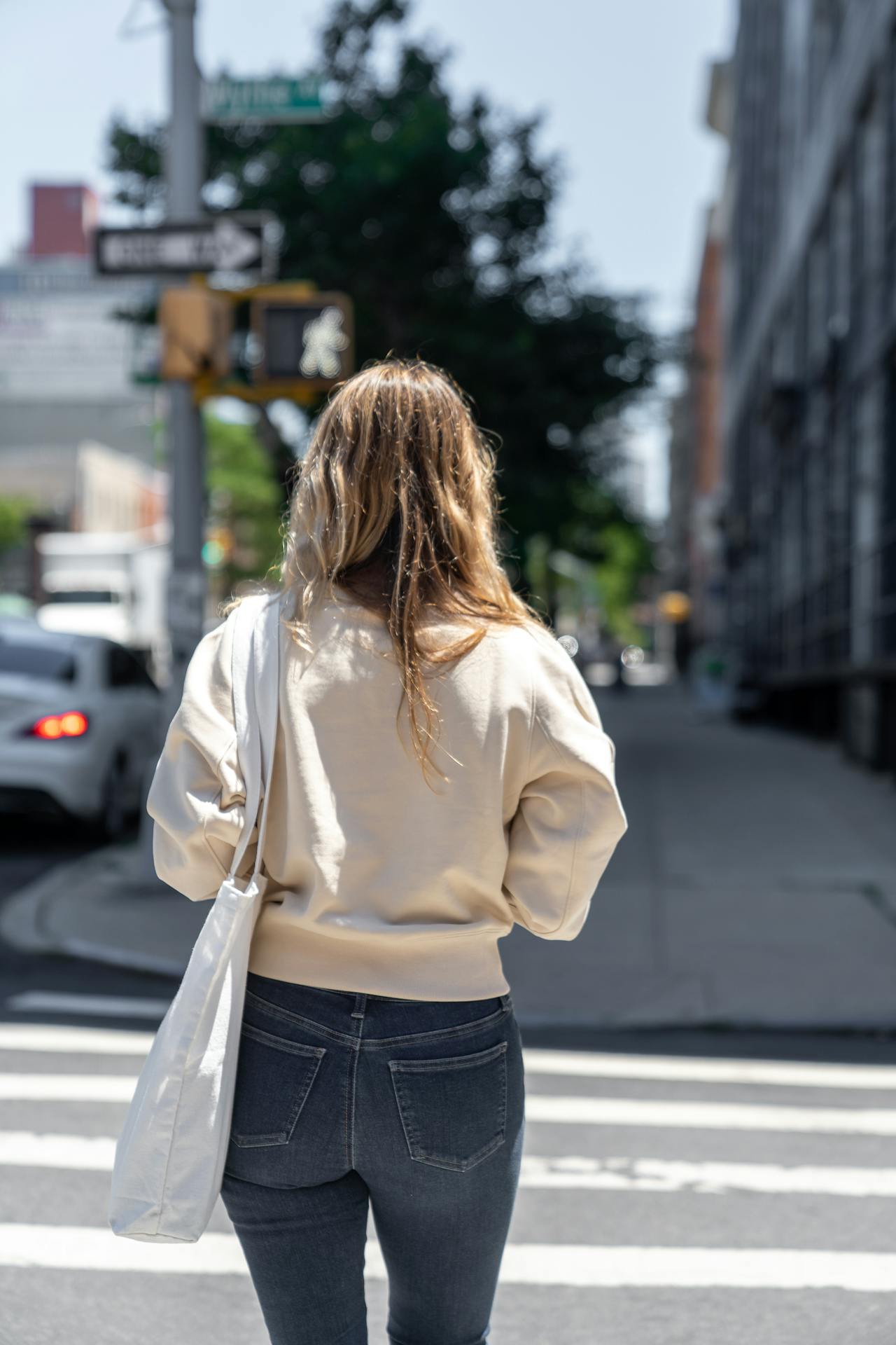 Une jeune femme traversant la rue | Source : Pexels