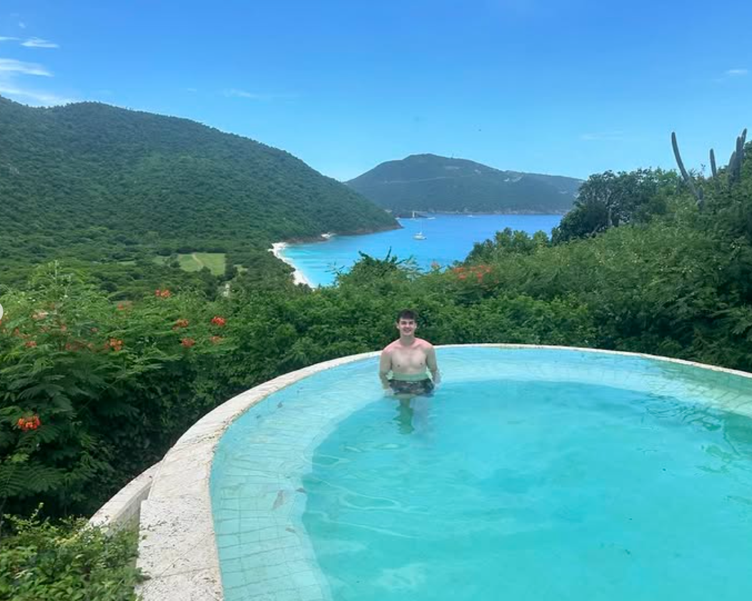 Grant Herridge dans une piscine, en date du 5 août 2024 | Source : Instagram/grantherridge
