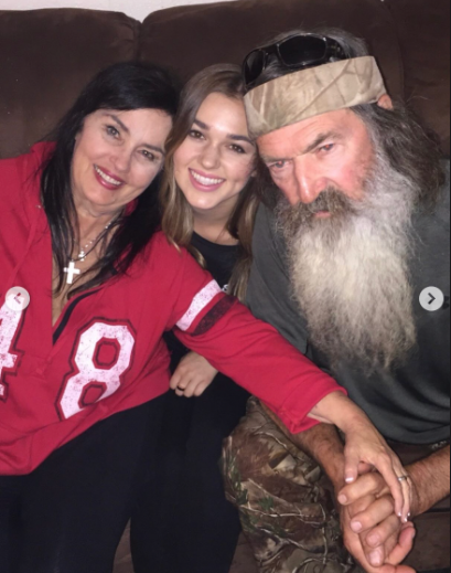 Kay, Sadie et Phil Robertson se penchent pour une photo datant de mai 2025 | Source : instagram/legitsadierob