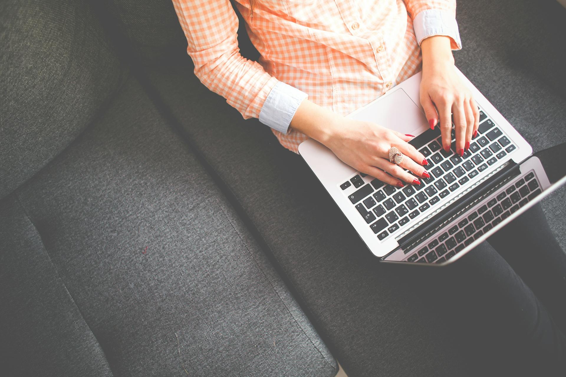 Une femme utilisant un ordinateur portable | Source : Pexels