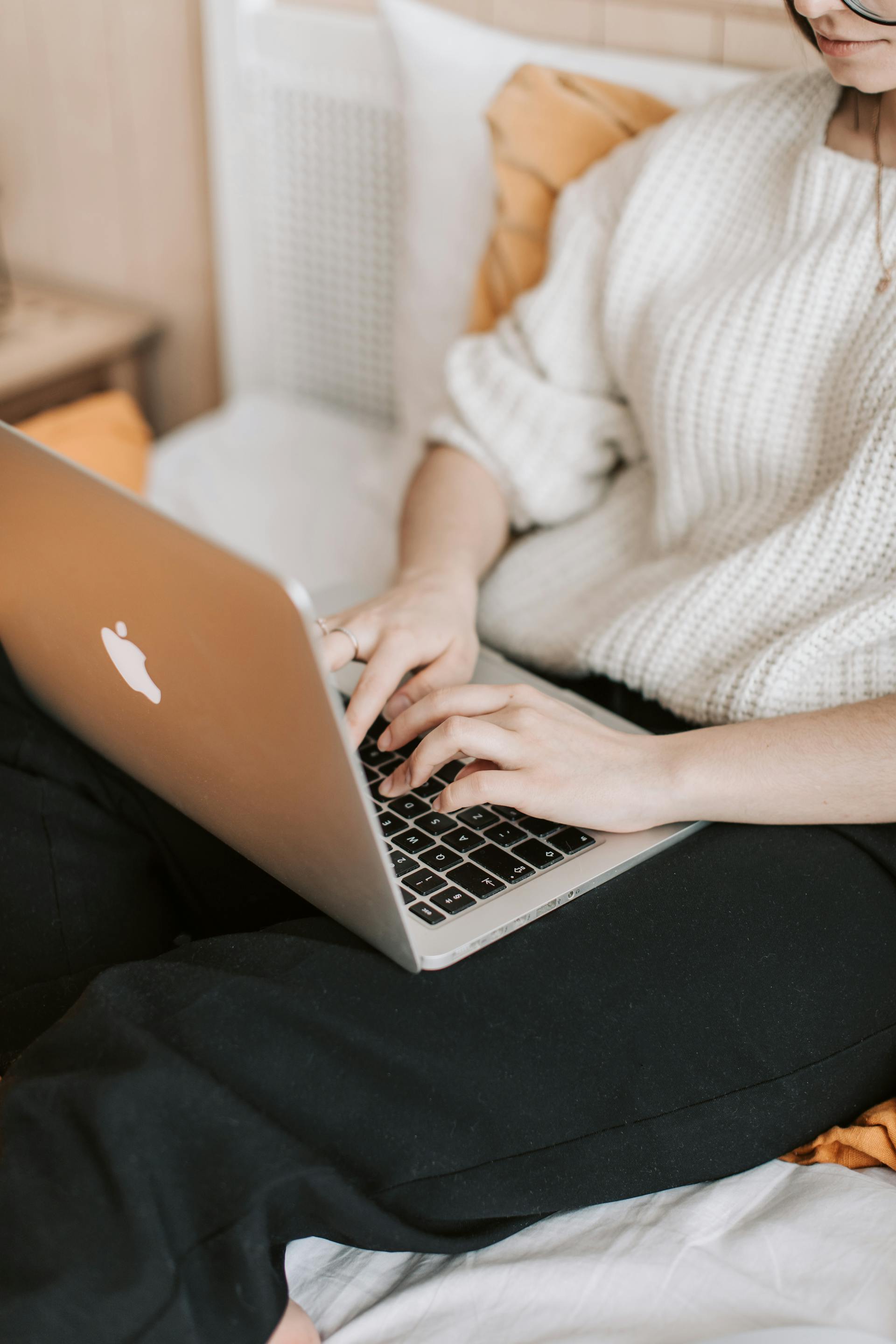 Une personne utilisant son ordinateur portable au lit | Source : Pexels