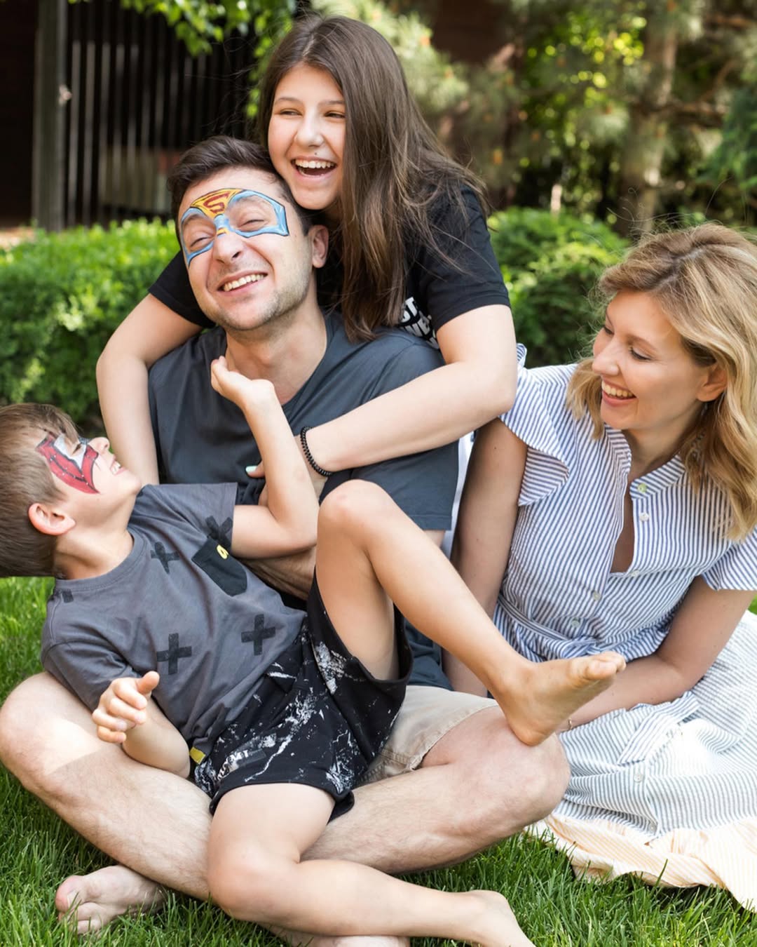 Volodymyr Zelenskyy avec Olena Zelenska et leurs enfants, Oleksandra et Kyrylo, extrait d'un post daté du 1er juin 2019 | Source : Instagram/olenazelenska_official/