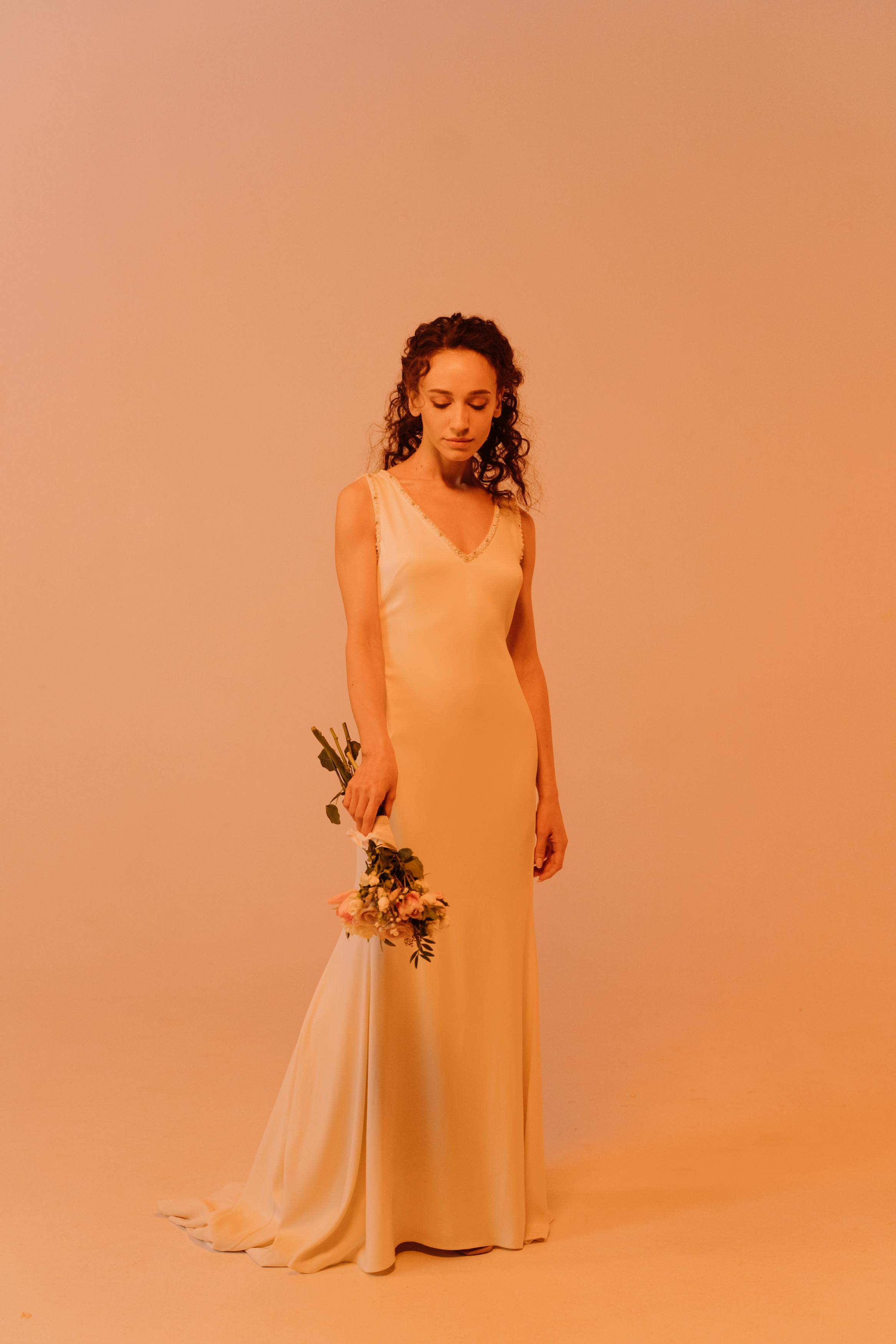 Une femme regardant vers le bas tout en tenant un bouquet | Source : Pexels