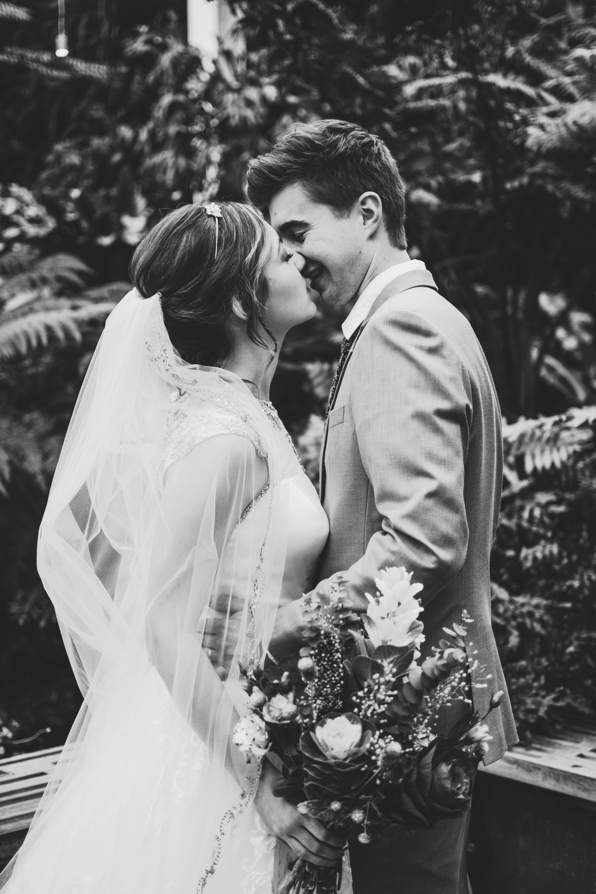 Des mariés qui s'embrassent | Source : Unsplash