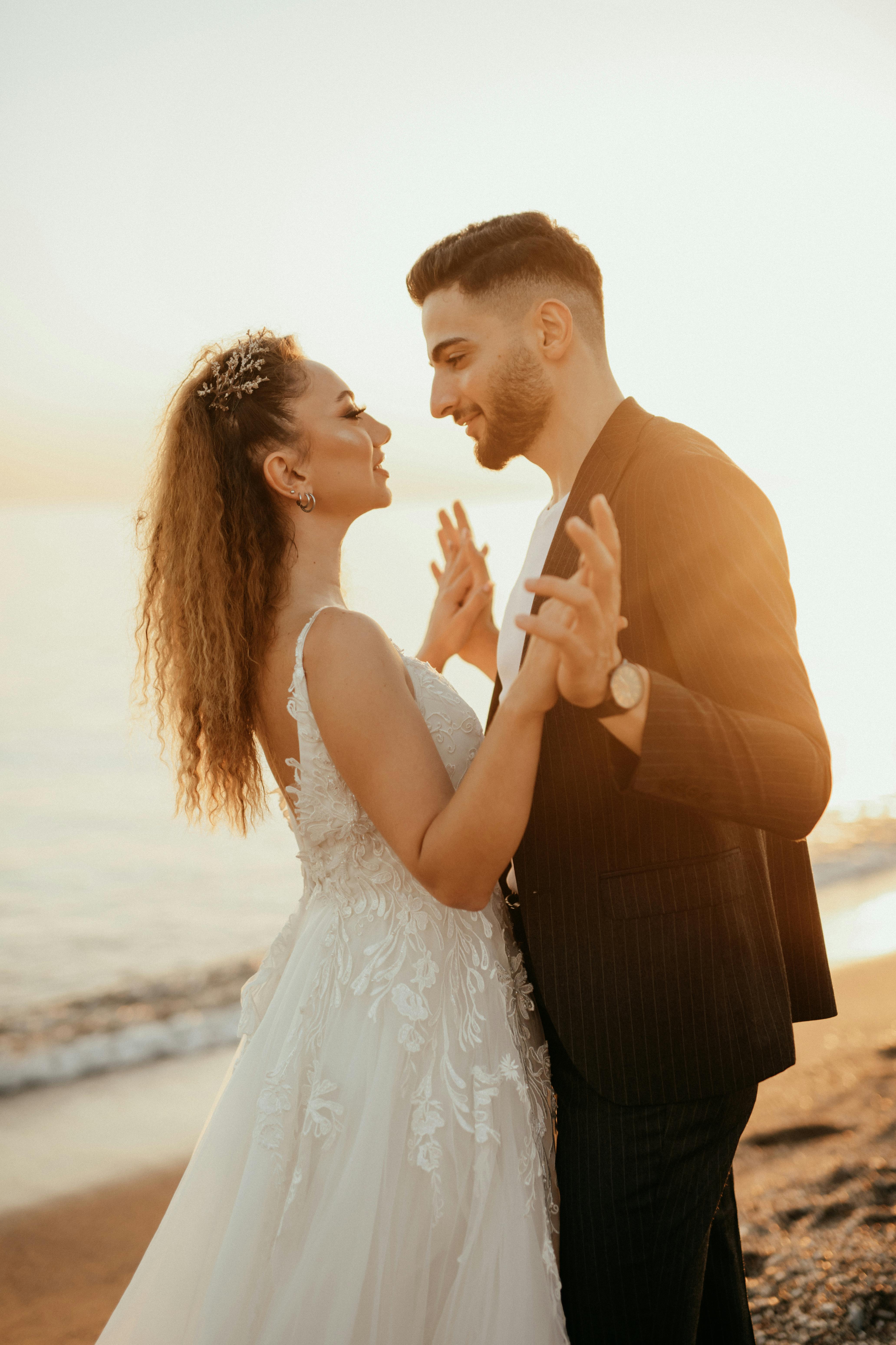 Un couple de jeunes mariés heureux | Source : Pexels