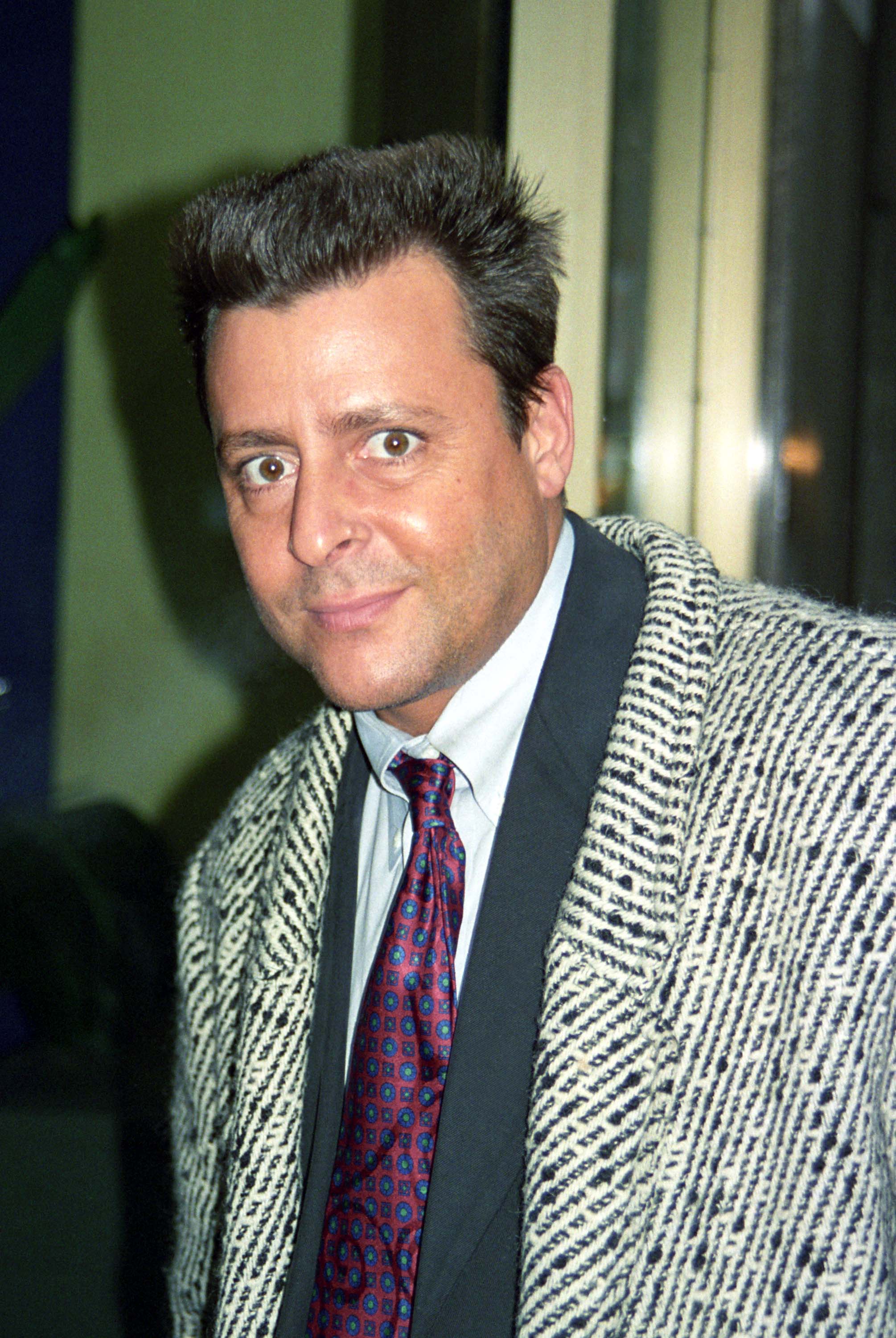 Vêtu d'un manteau en tweed à motifs, d'une cravate rouge à motifs et arborant une coupe de cheveux tendance, l'acteur a fait une apparition dans « Fox After Breakfast » à New York, le 11 février 1997. | Source: Getty Images