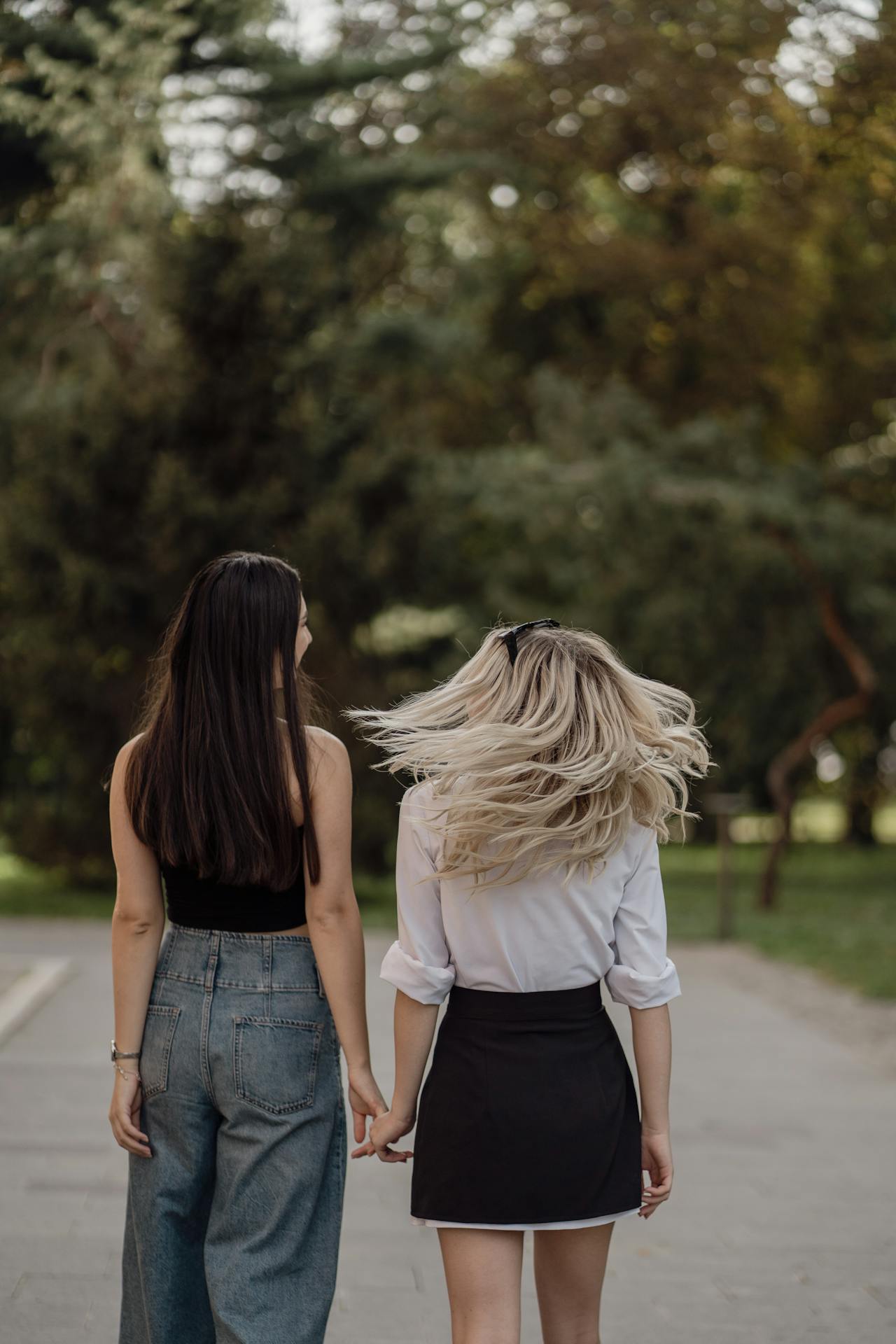 Deux femmes qui se tiennent la main en marchant | Source : Pexels