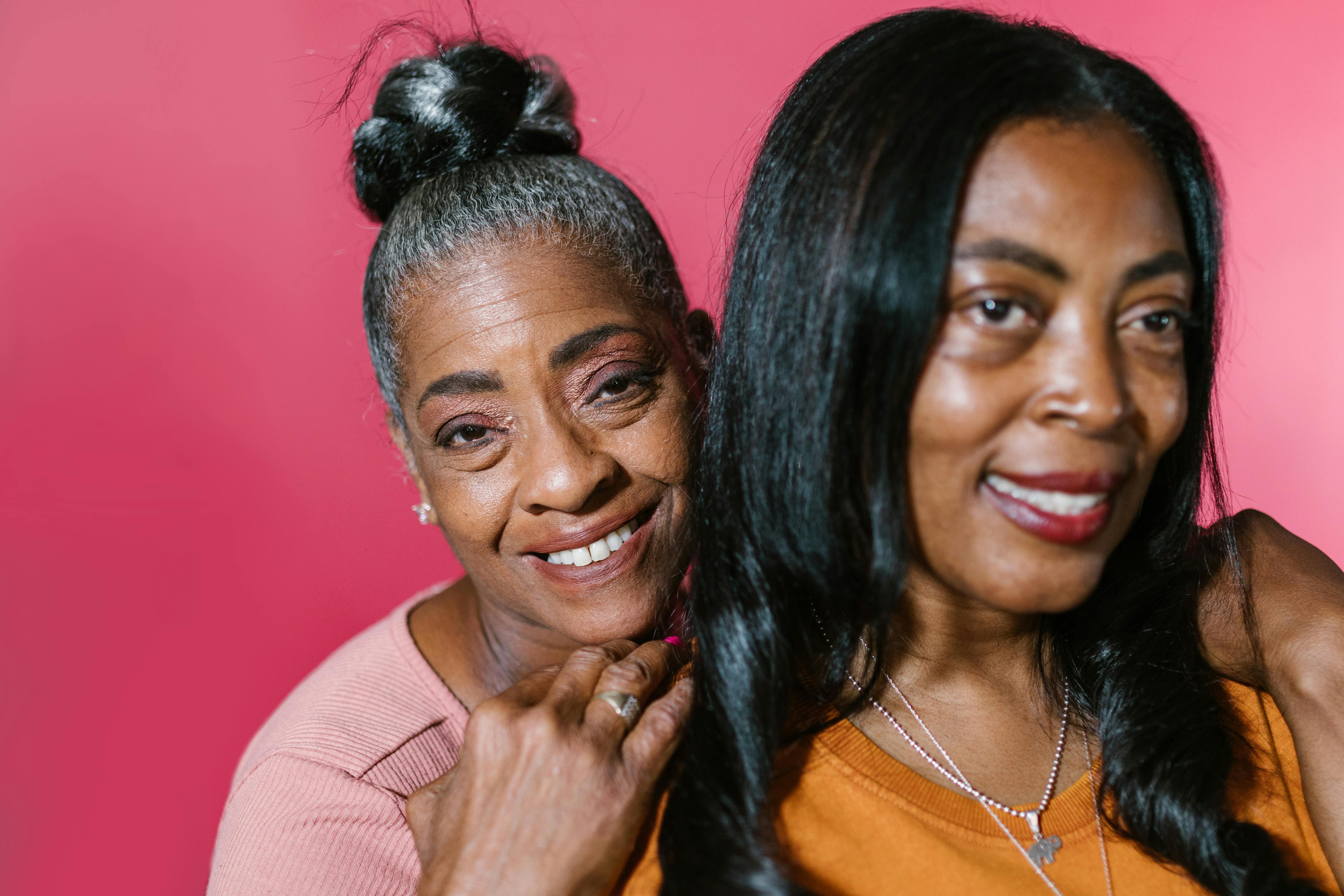 Une femme en embrasse une autre avec un sourire | Source : Pexels