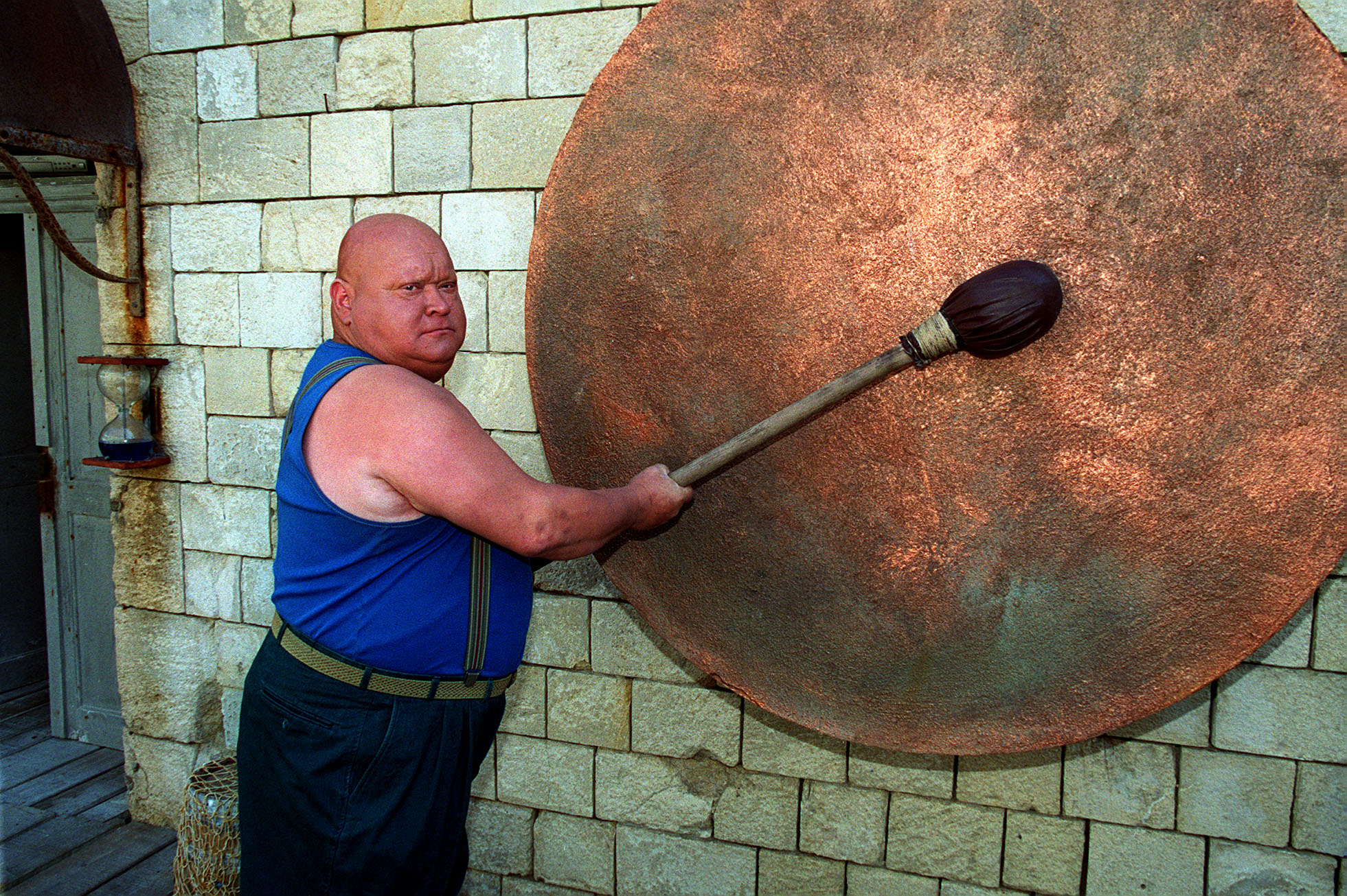 Franck Forestier (La Boule) tape sur un gong dans l'émission Fort Boyard I Source : Getty Images
