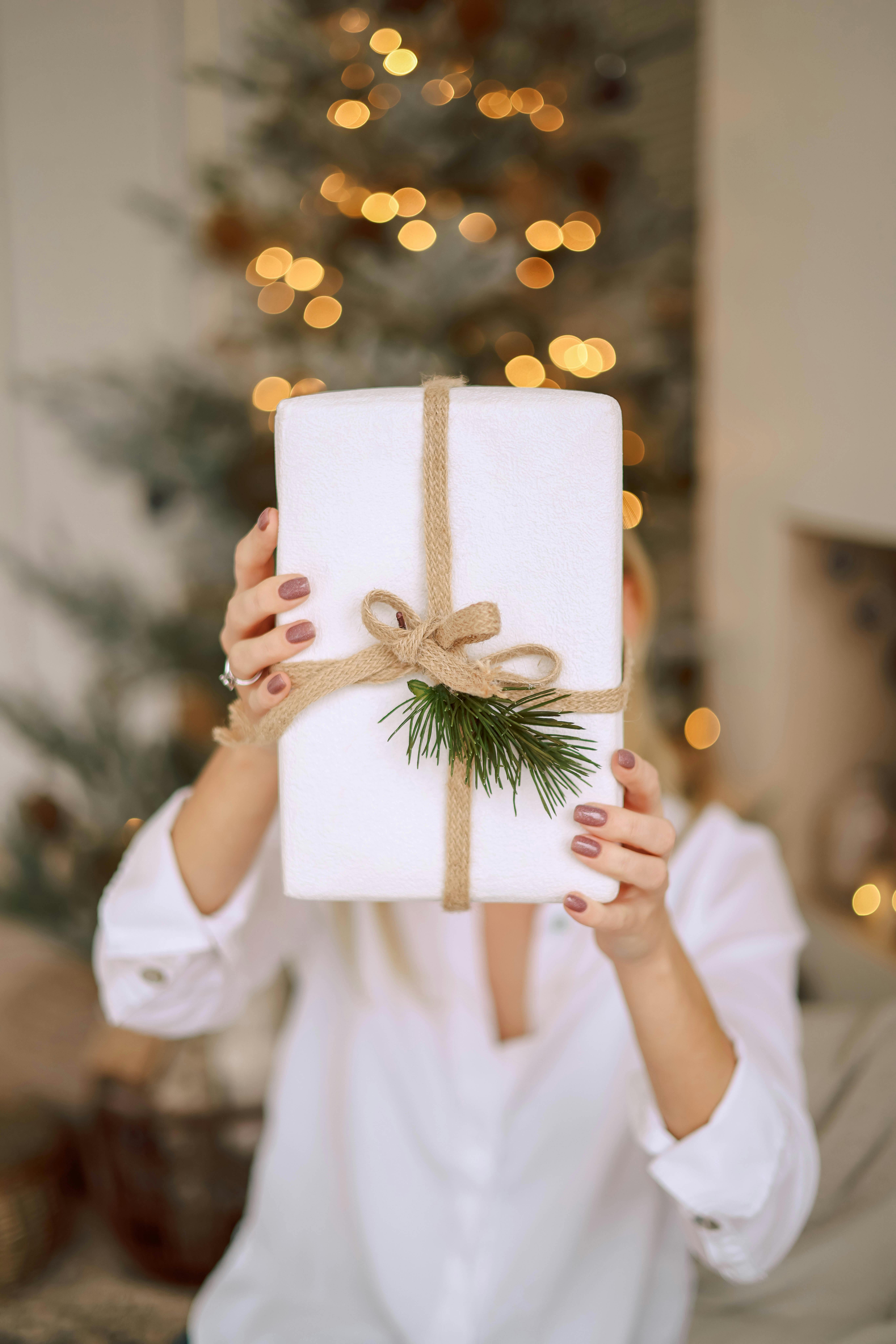 Une femme tendant un cadeau | Source : Pexels