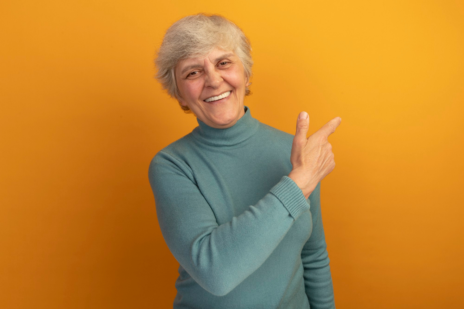 Une femme âgée qui sourit | Source : Freepik