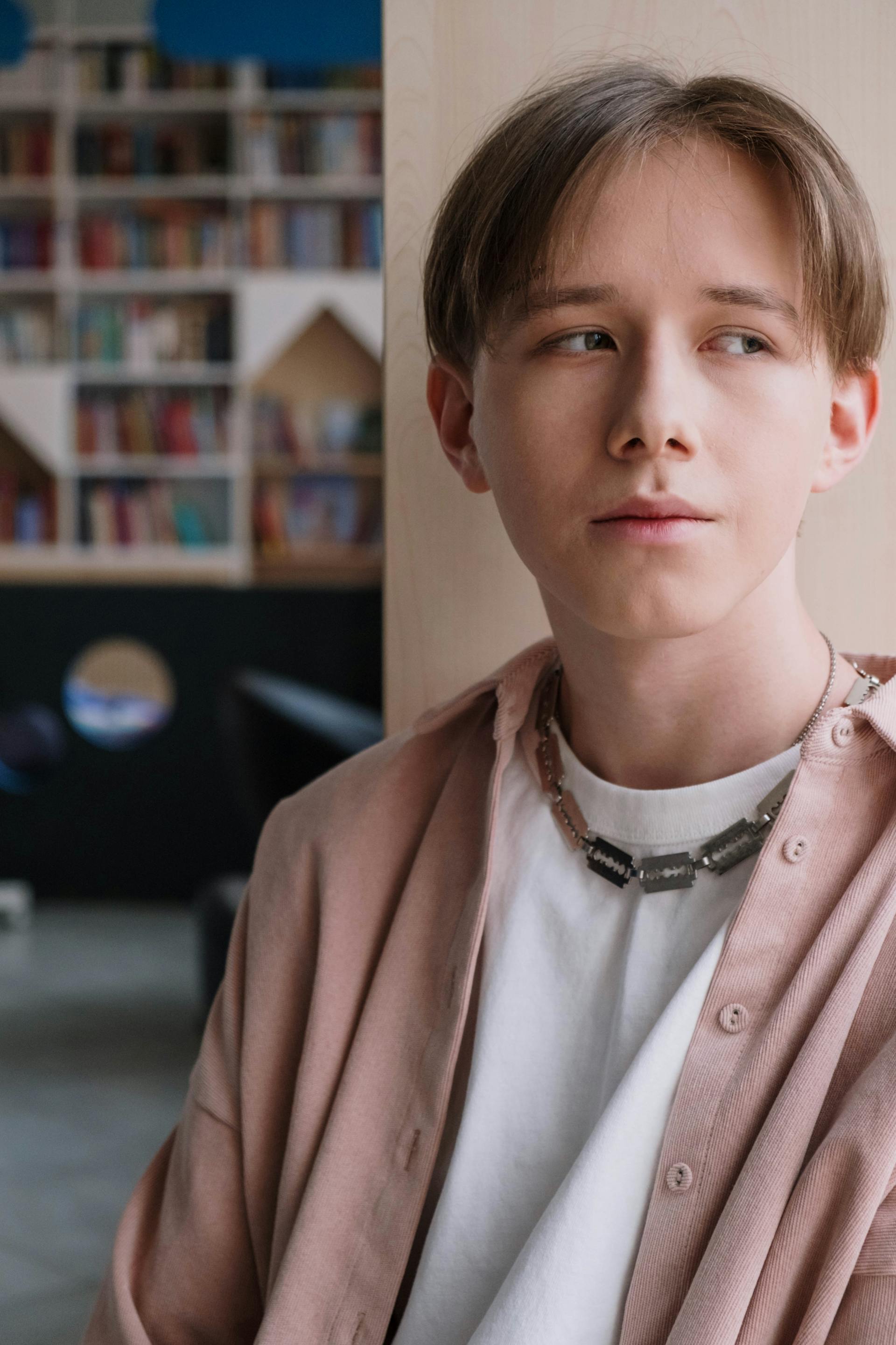 Un jeune homme qui doute | Source : Pexels