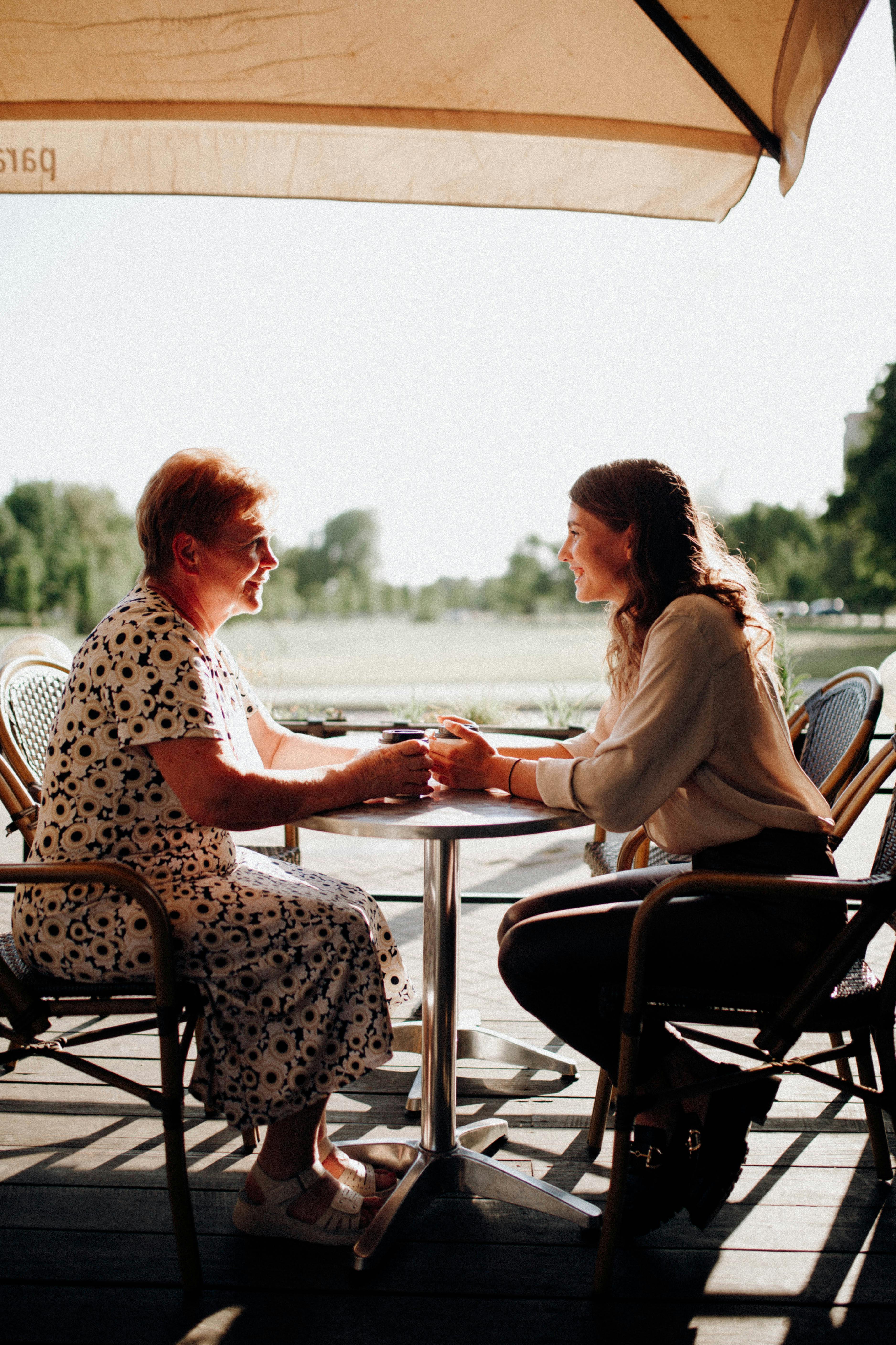 Une jeune femme discute avec sa grand-mère | Source : Pexels