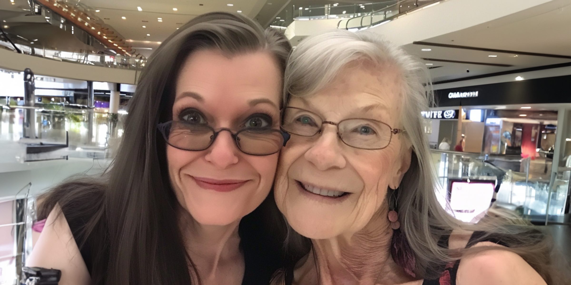 Une femme au centre commercial avec sa mère | Source : Ozdomedia