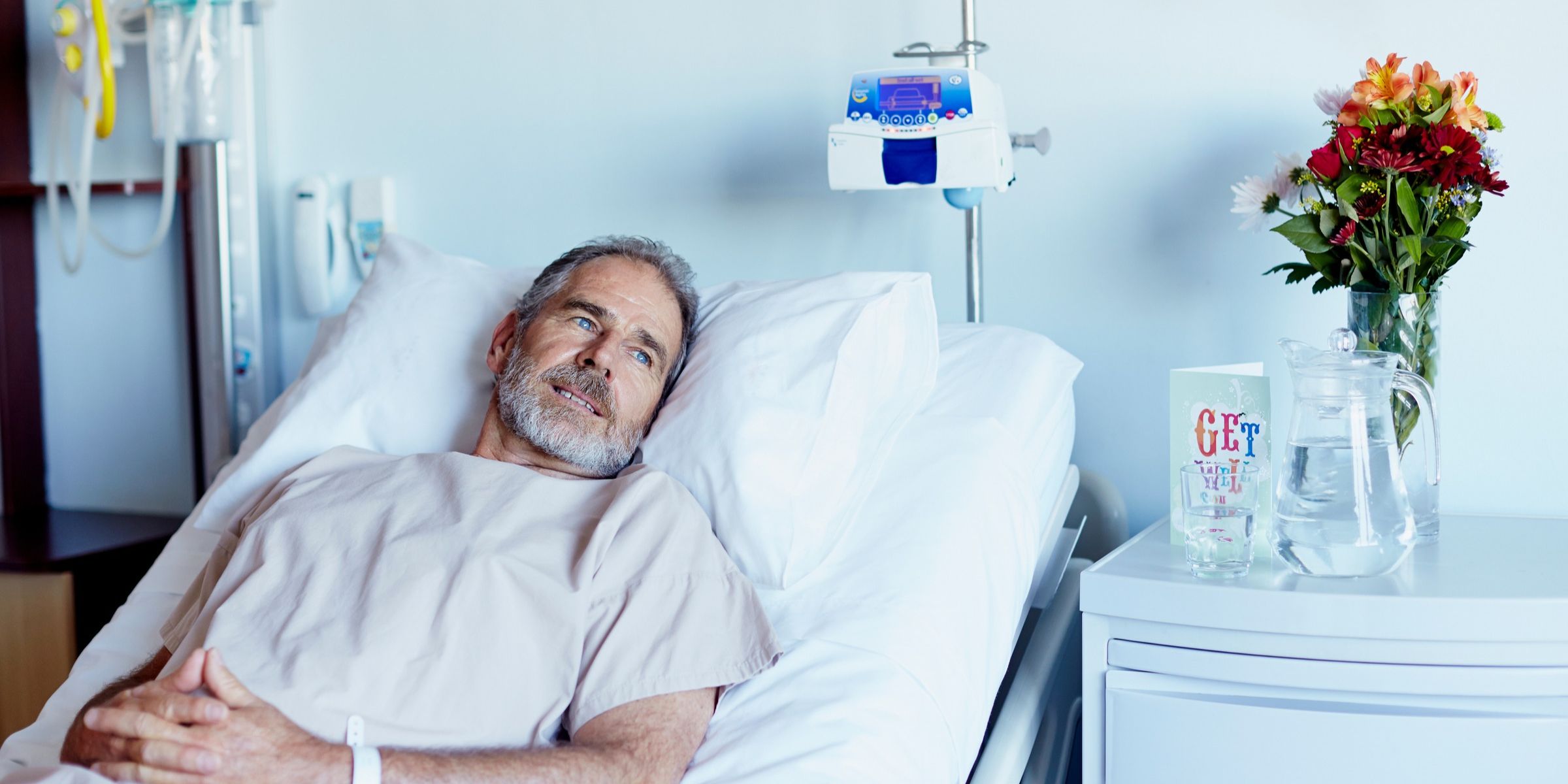 Un homme âgé allongé sur un lit d'hôpital | Source : Getty Images