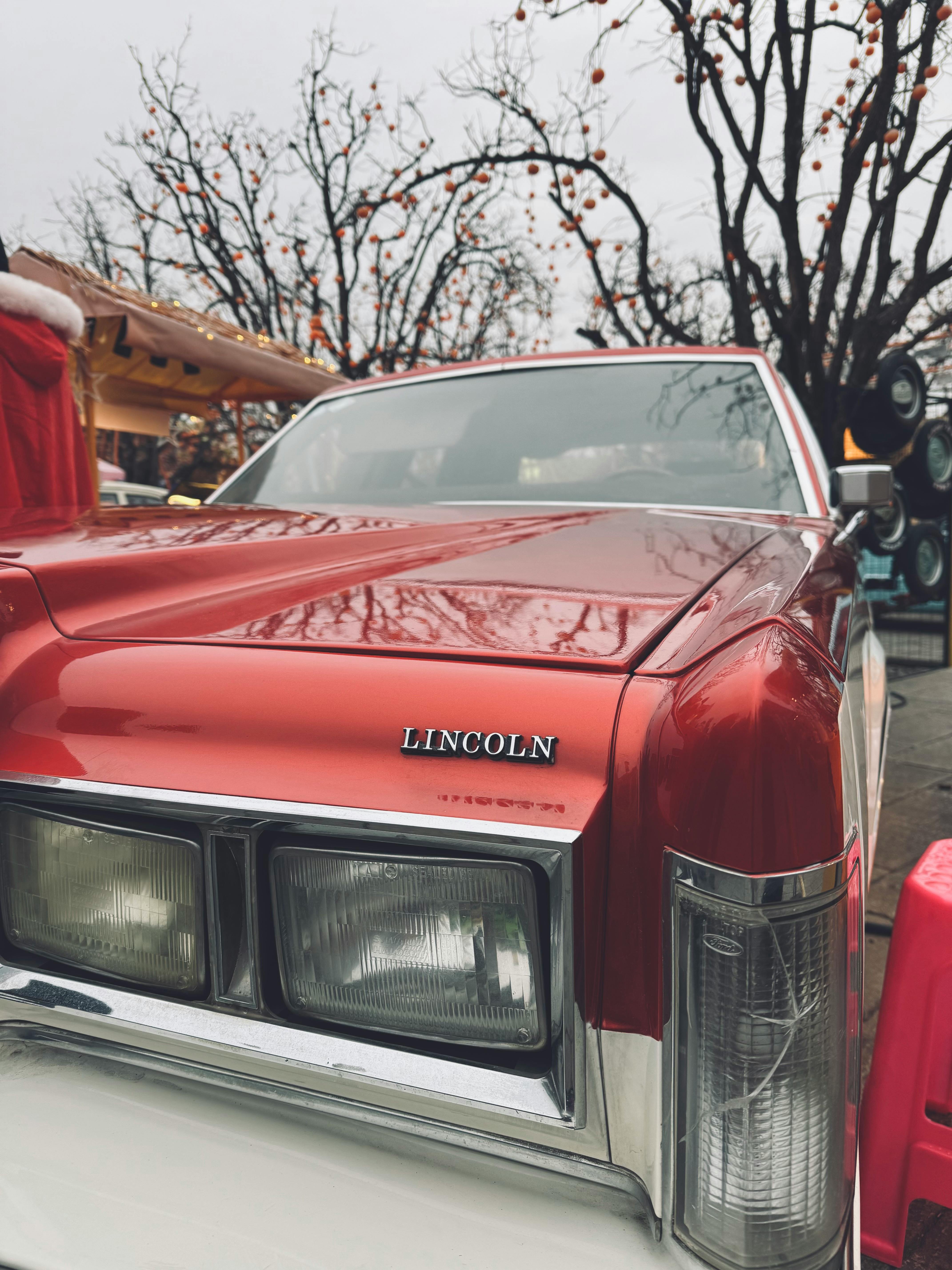 Une vieille voiture rouge | Source : Pexels