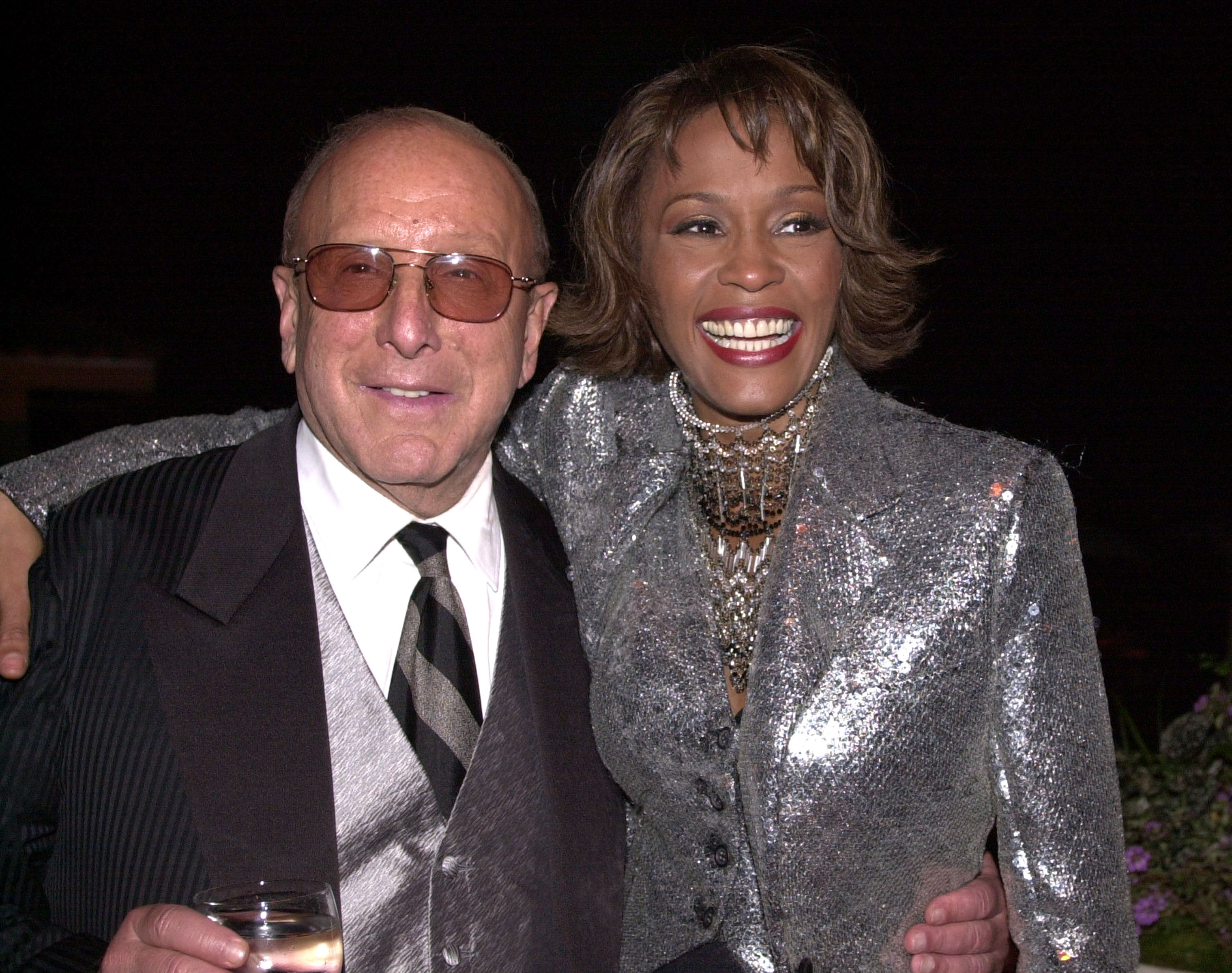 Clive Davis & Whitney Houston au Private House à Los Angeles, Californie en 2000 | Source : Getty Images