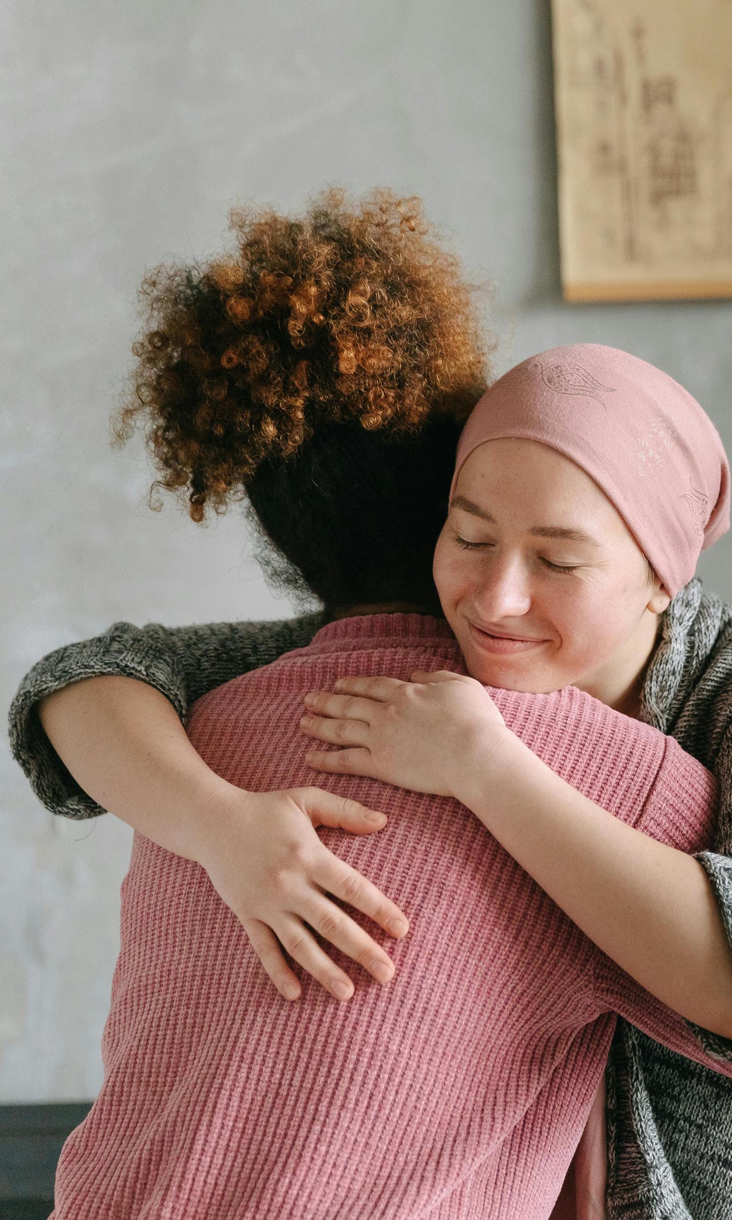 Des amies qui se prennent dans les bras | Source : Pexels