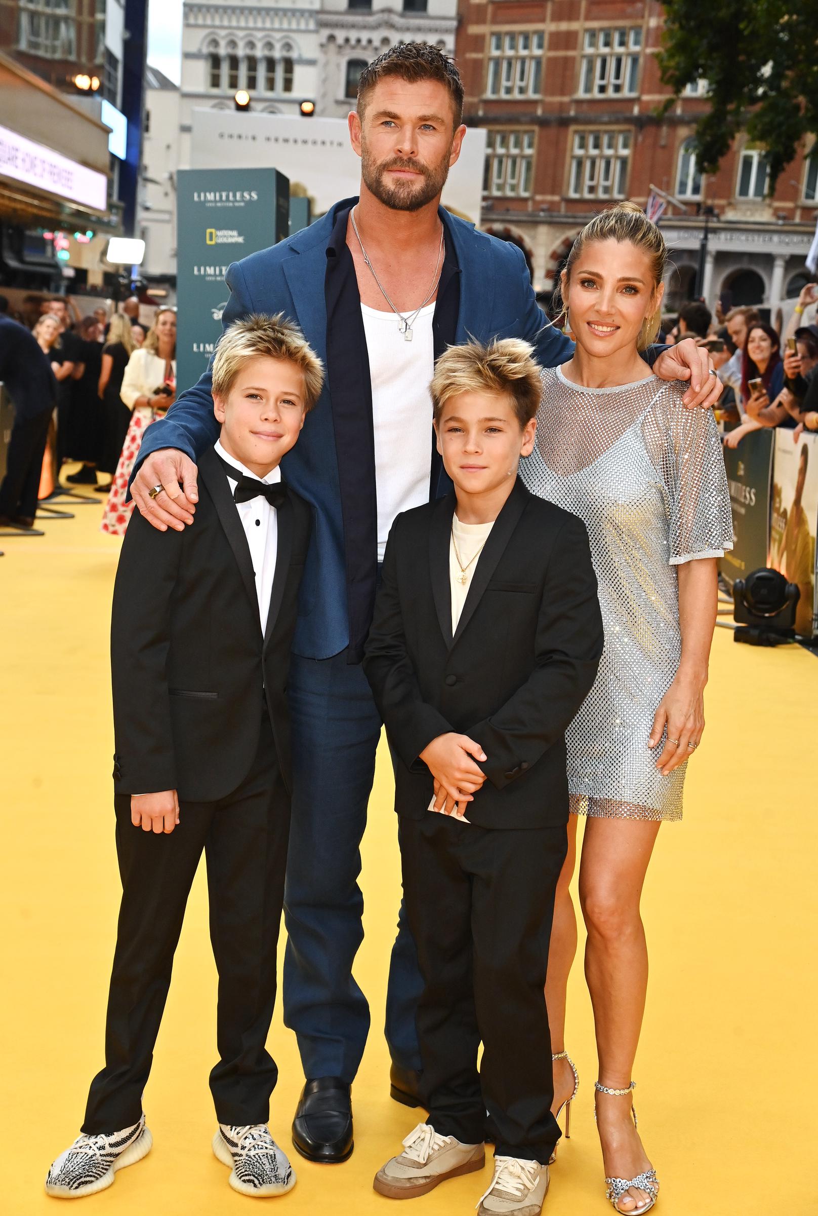 Chris Hemsworth et Elsa Pataky avec leurs jumeaux, Tristan et Sasha Hemsworth, lors de la première mondiale de « Limitless: Live Better Now » sur Disney+ le 17 juillet 2025 à Londres, en Angleterre. | Source : Getty Images