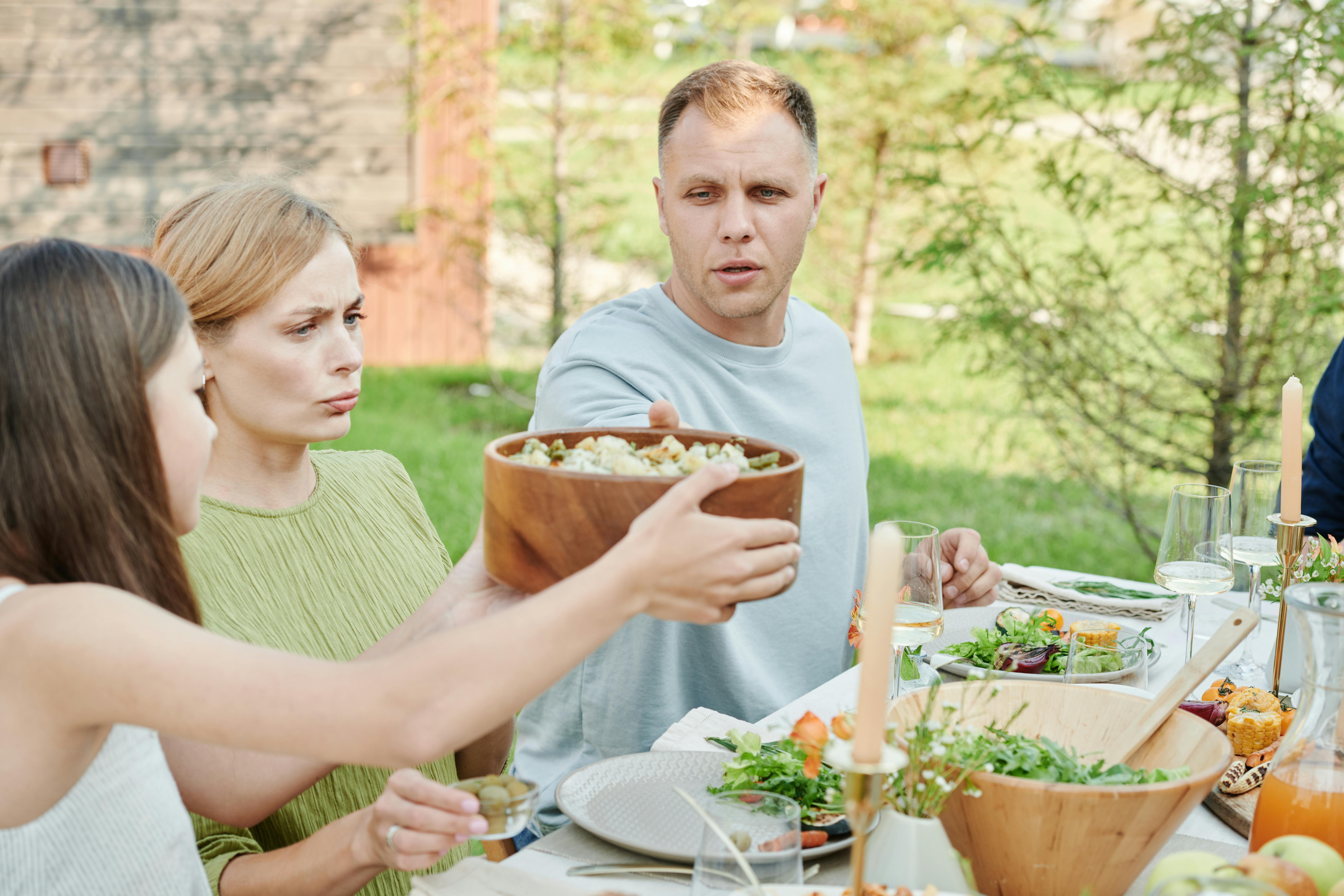 Famille dégustant un repas | Source : Pexels