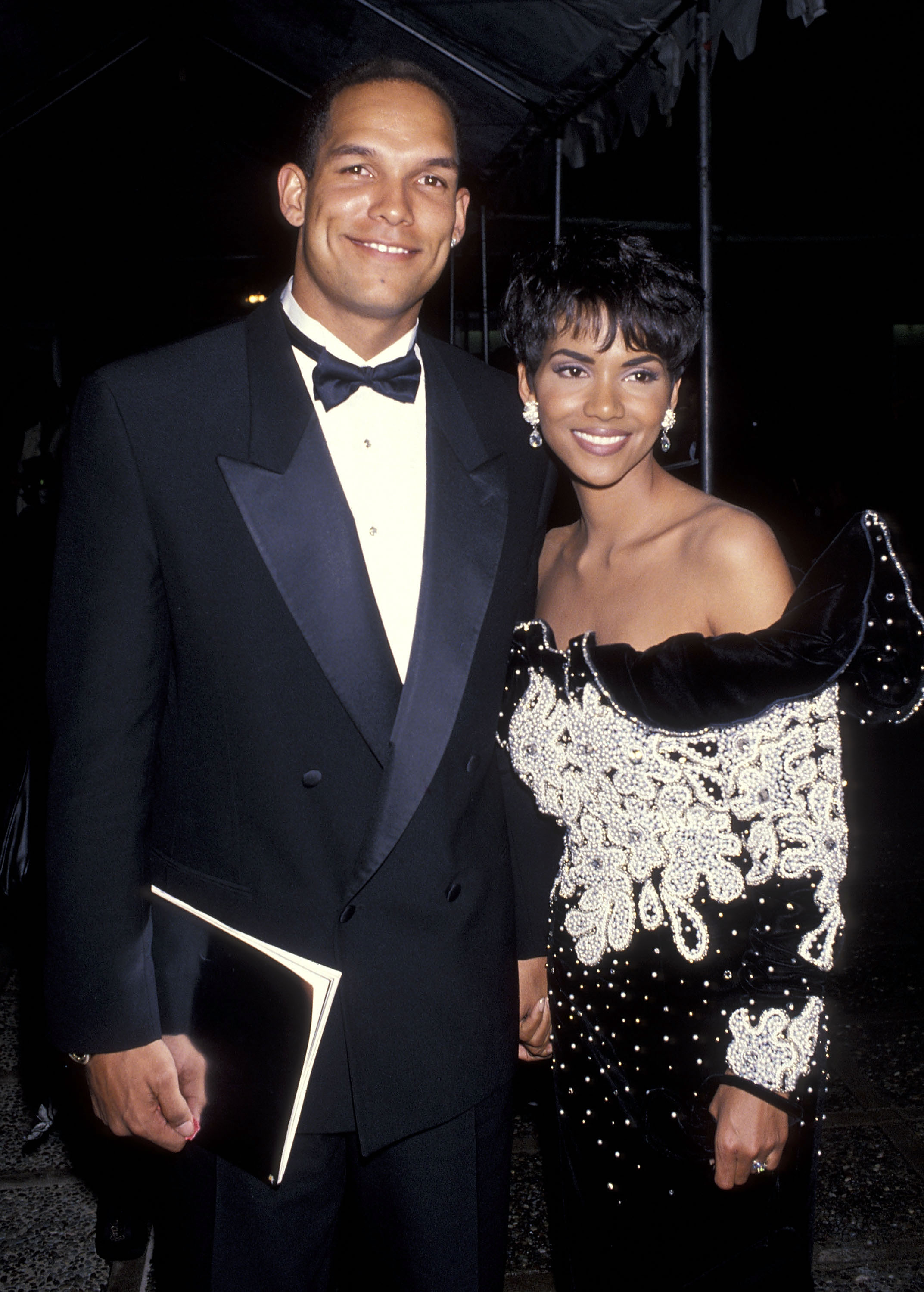 David Justice et l'actrice Halle Berry assistent à la 25e cérémonie annuelle des NAACP Image Awards au Pasadena Civic Auditorium, le 16 janvier 1993, à Pasadena, en Californie. | Source : Getty Images