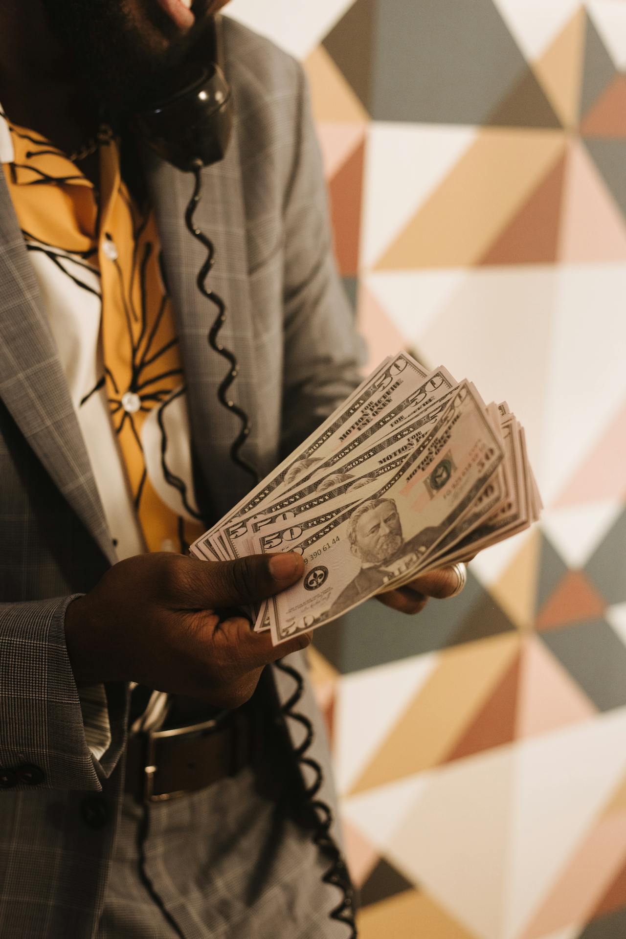 Un homme tenant des billets de banque | Source : Pexels